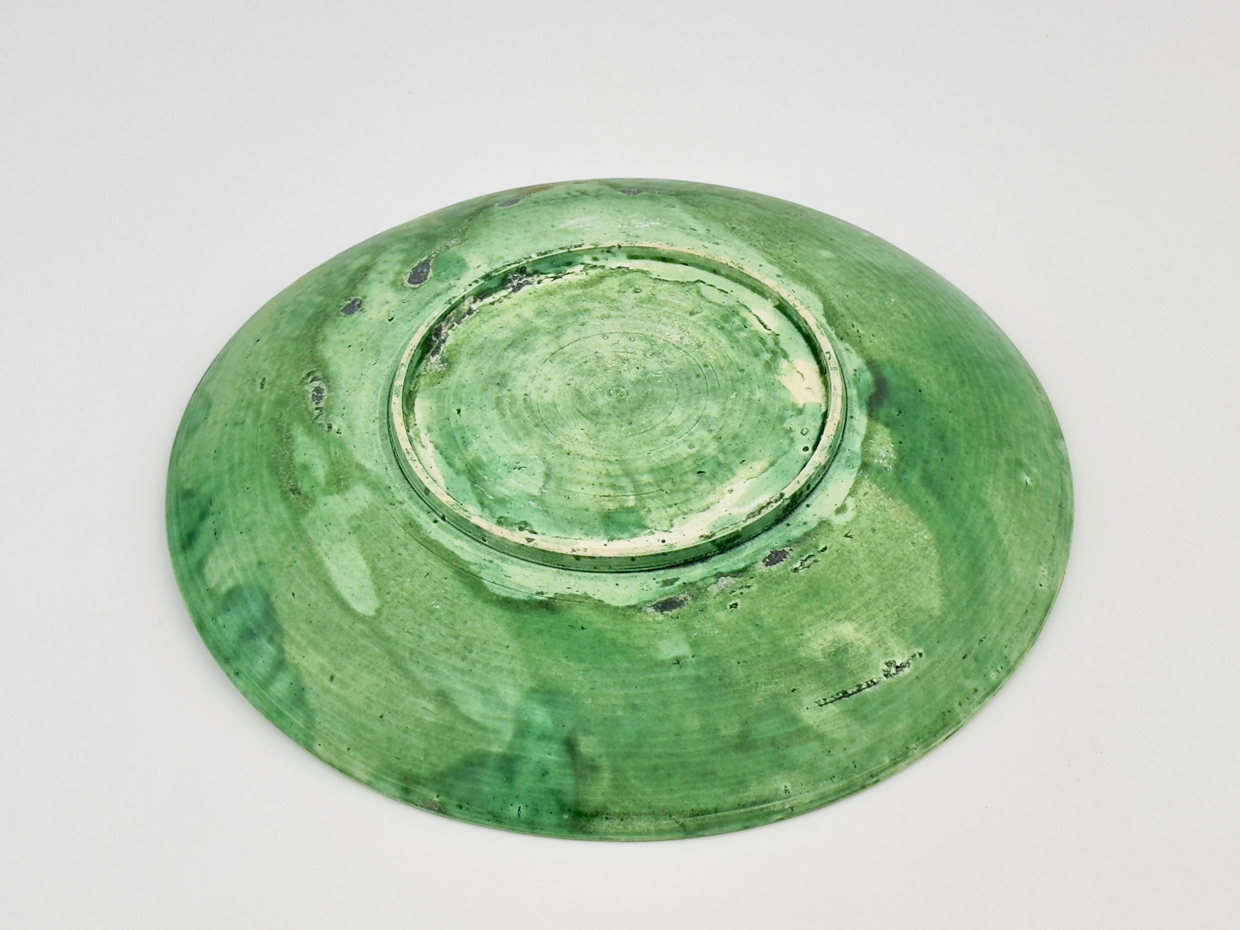 A Rare Dingyao Green-Glazed Dragon Dish, Liao-Song Dynasty In Good Condition For Sale In seoul, KR