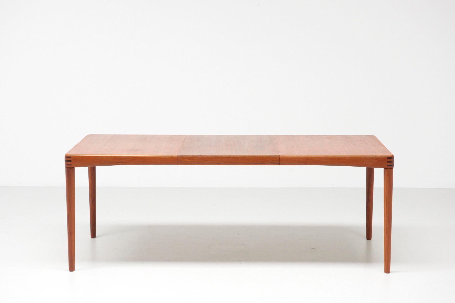 Expandable teak dining table in a very good condition. Design by Henry W. Klein for Bramin.