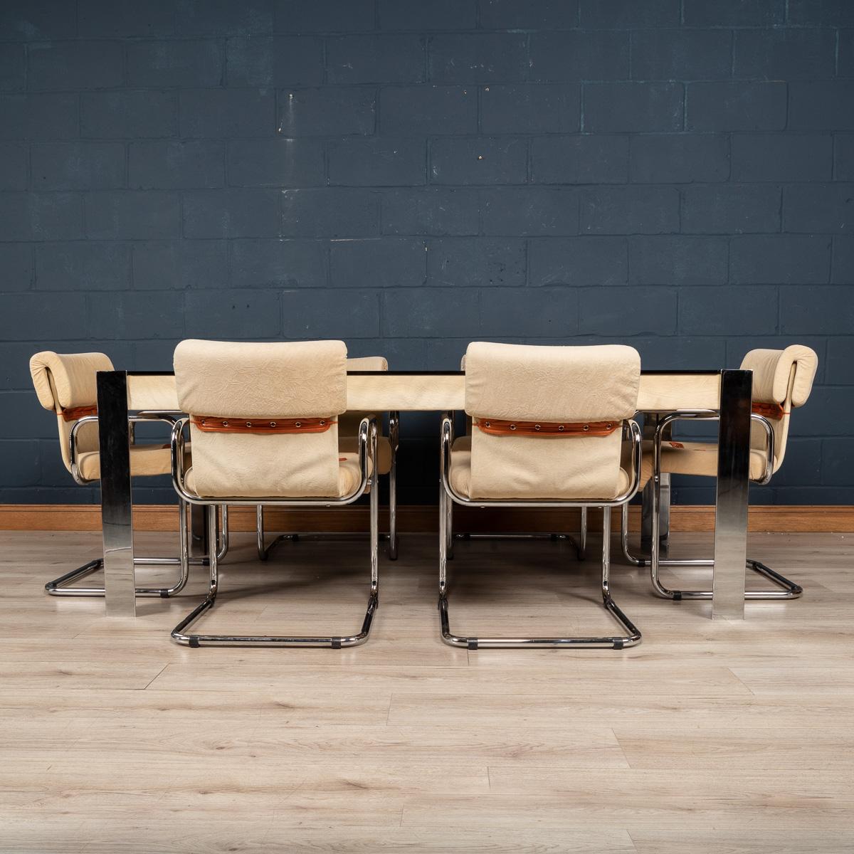 Superbe ensemble de salle à manger composé d'une table et de six chaises, conçu par Guido Faleschini pour Hermes, France, vers 1970. Hermes n'a plus besoin d'être présenté : c'est probablement la firme la plus célèbre au monde, connue principalement
