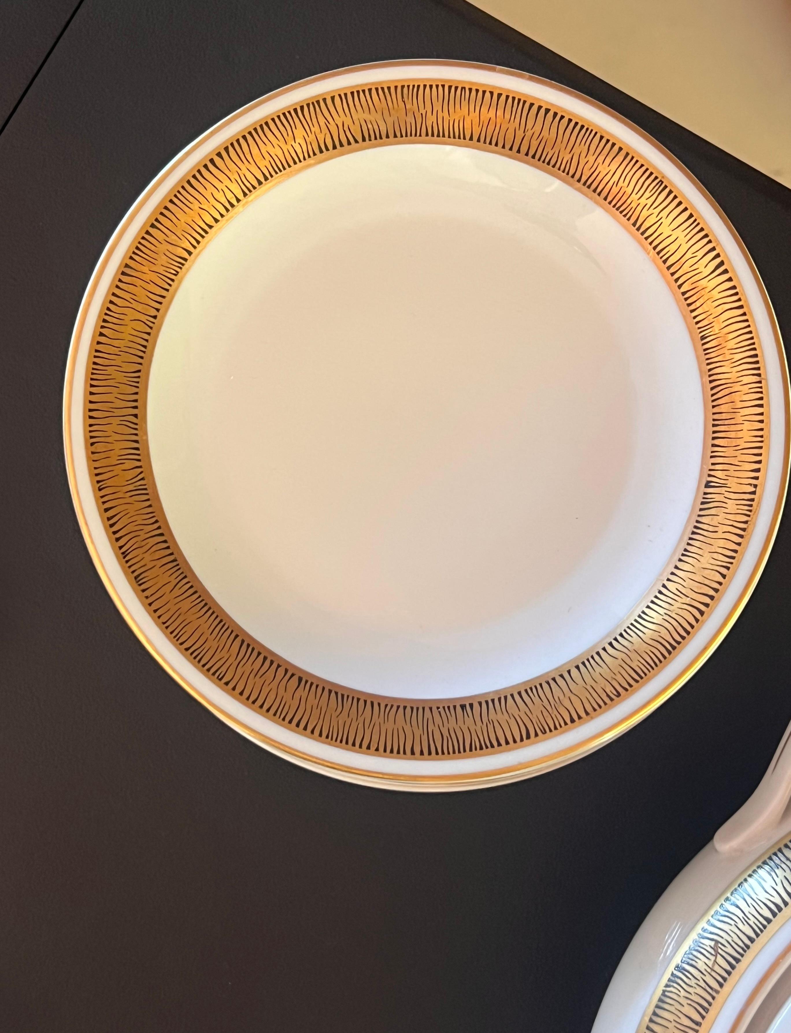 Un service de table -  assiettes, bols, plateaux - par Wawel, Pologne fin du 20e siècle en vente 4