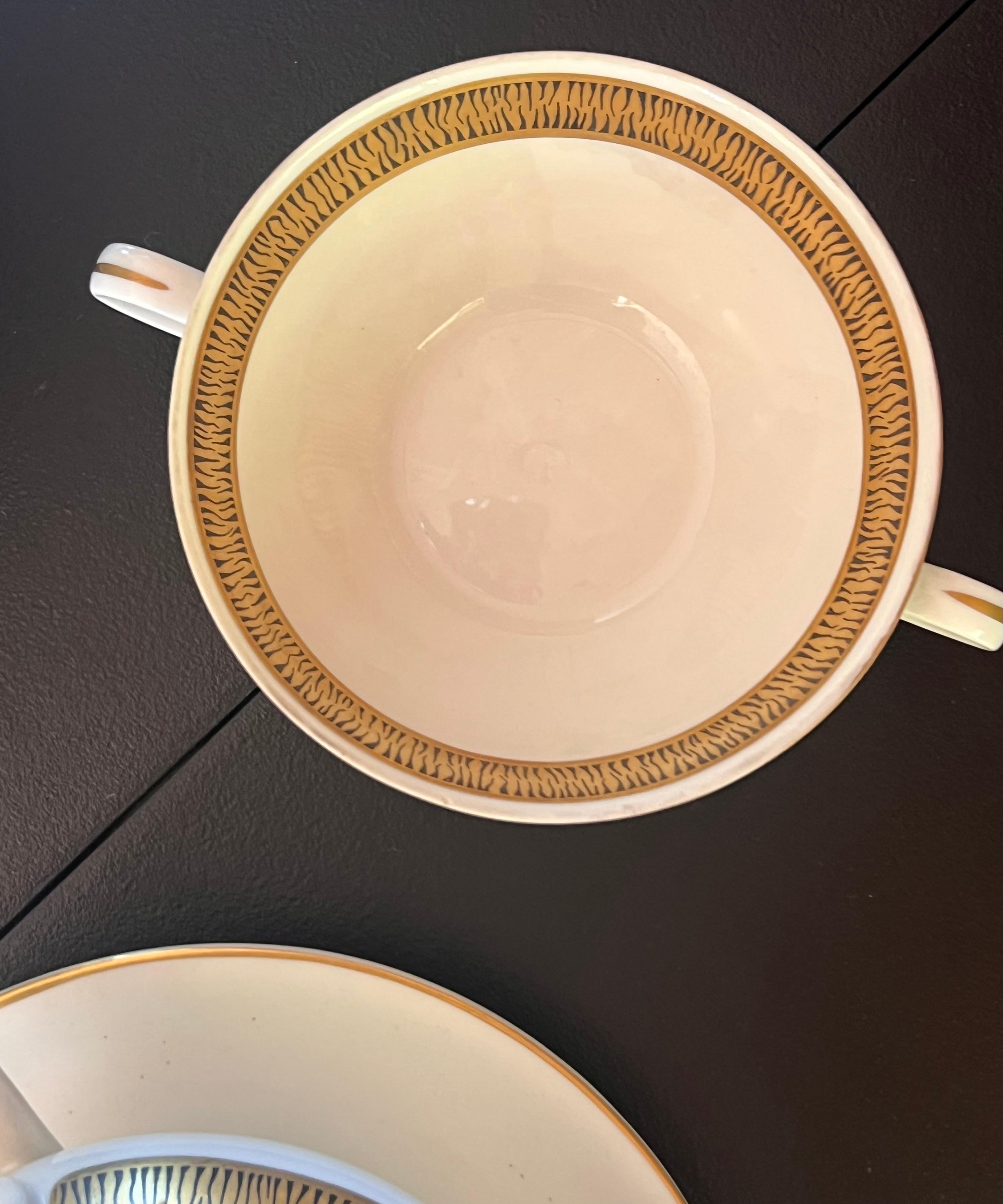 Un service de table -  assiettes, bols, plateaux - par Wawel, Pologne fin du 20e siècle en vente 5