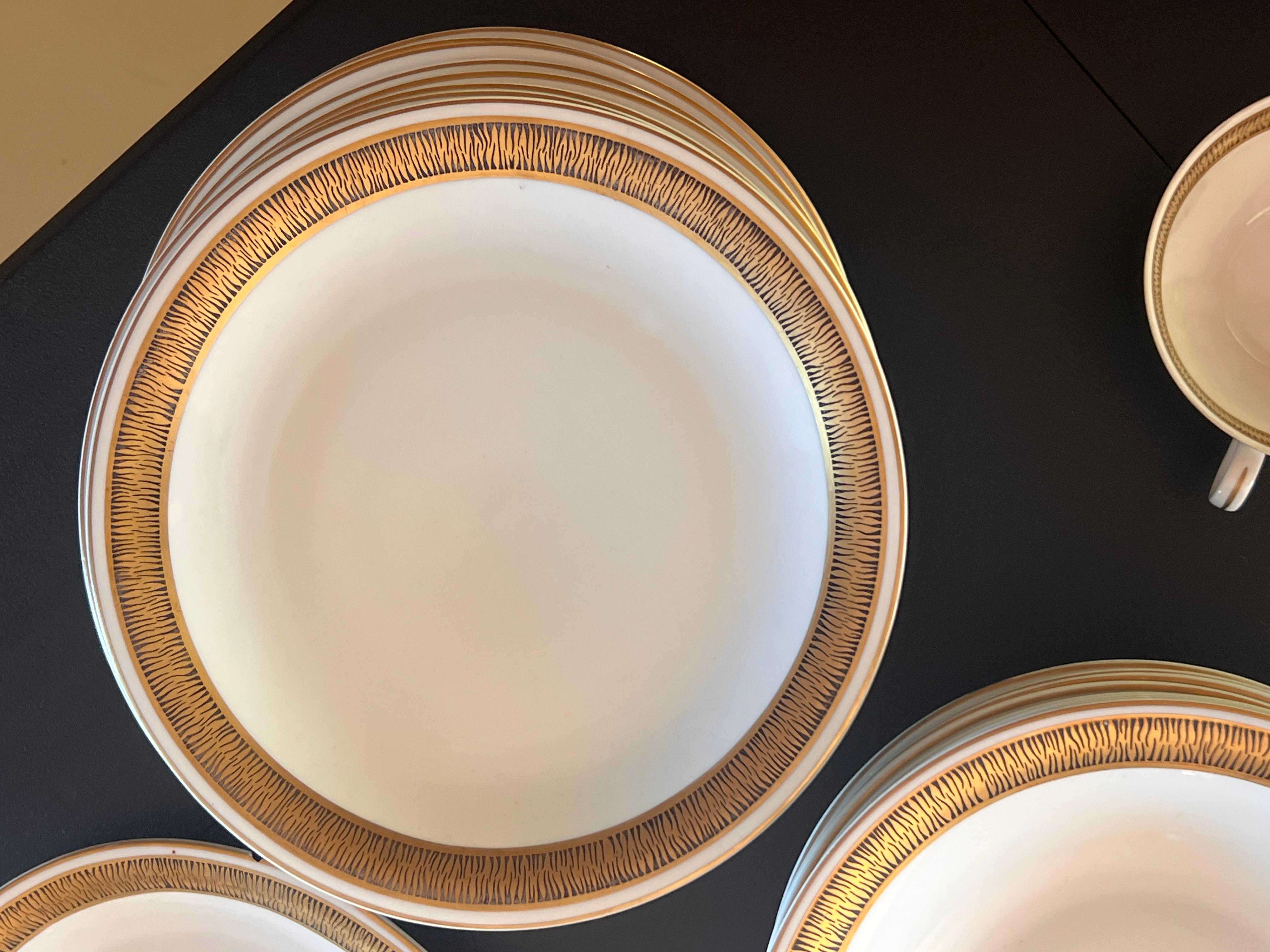 Un service de table -  assiettes, bols, plateaux - par Wawel, Pologne fin du 20e siècle en vente 6