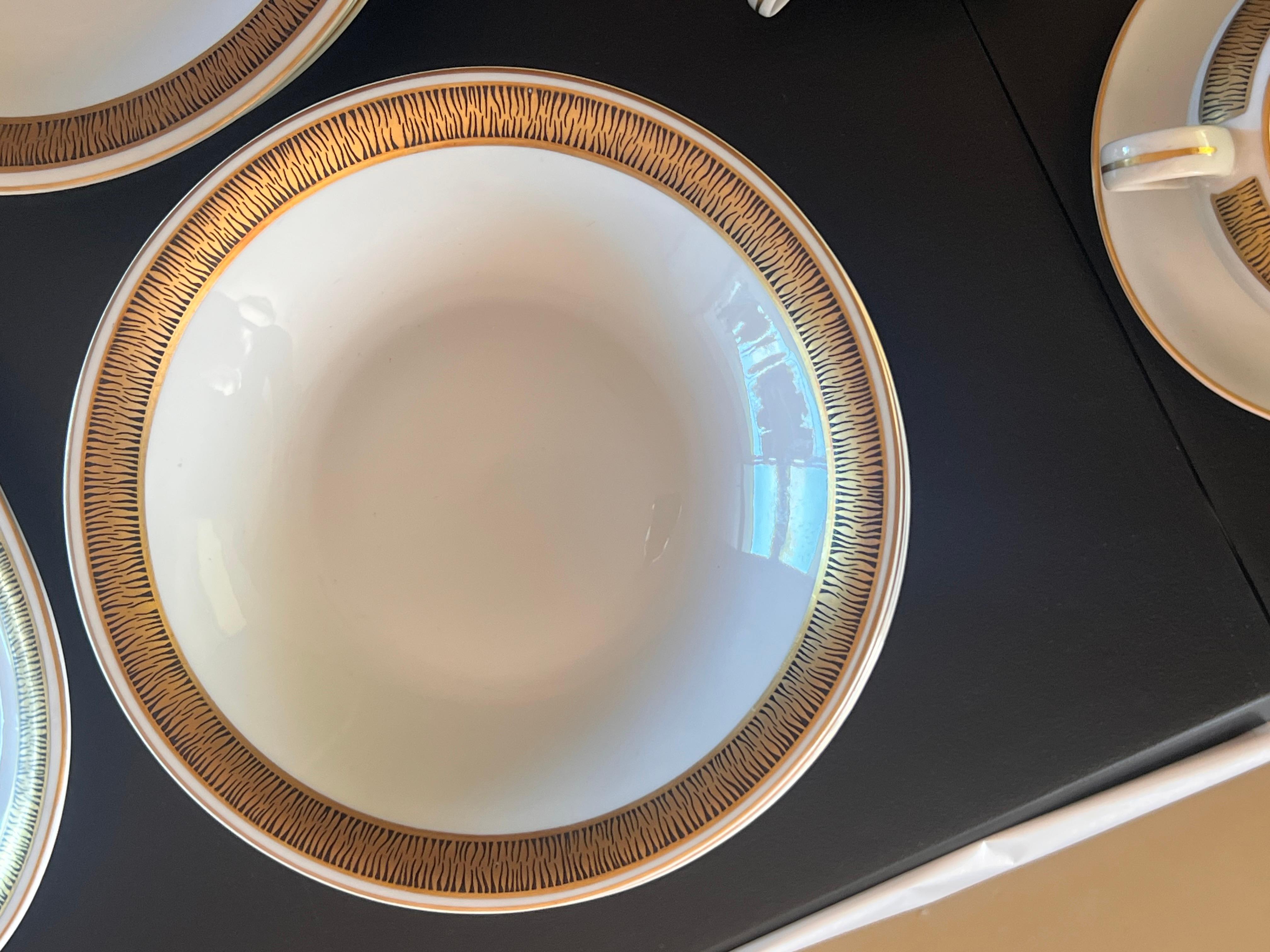 Un service de table -  assiettes, bols, plateaux - par Wawel, Pologne fin du 20e siècle en vente 7
