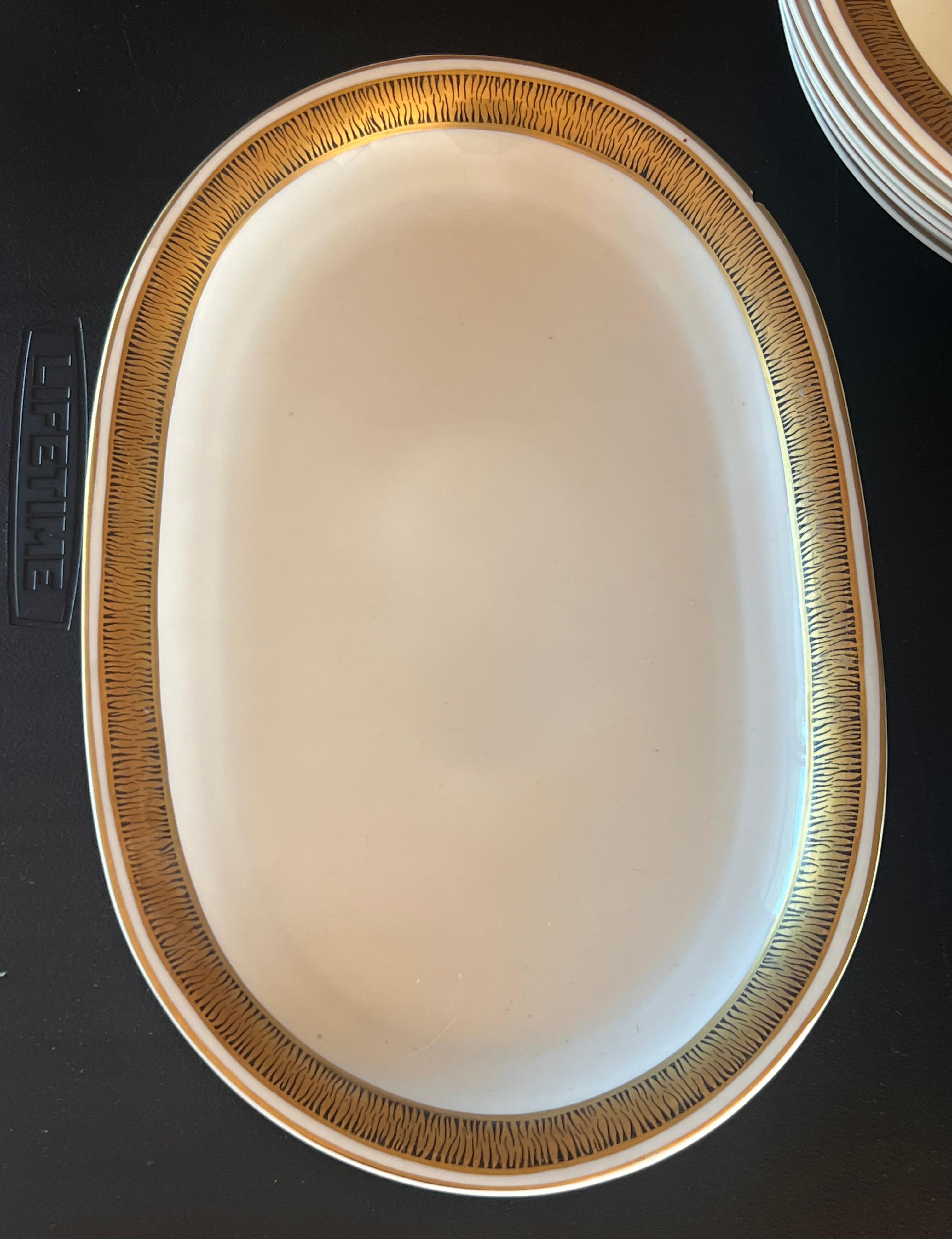 Un service de table -  assiettes, bols, plateaux - par Wawel, Pologne fin du 20e siècle en vente 8