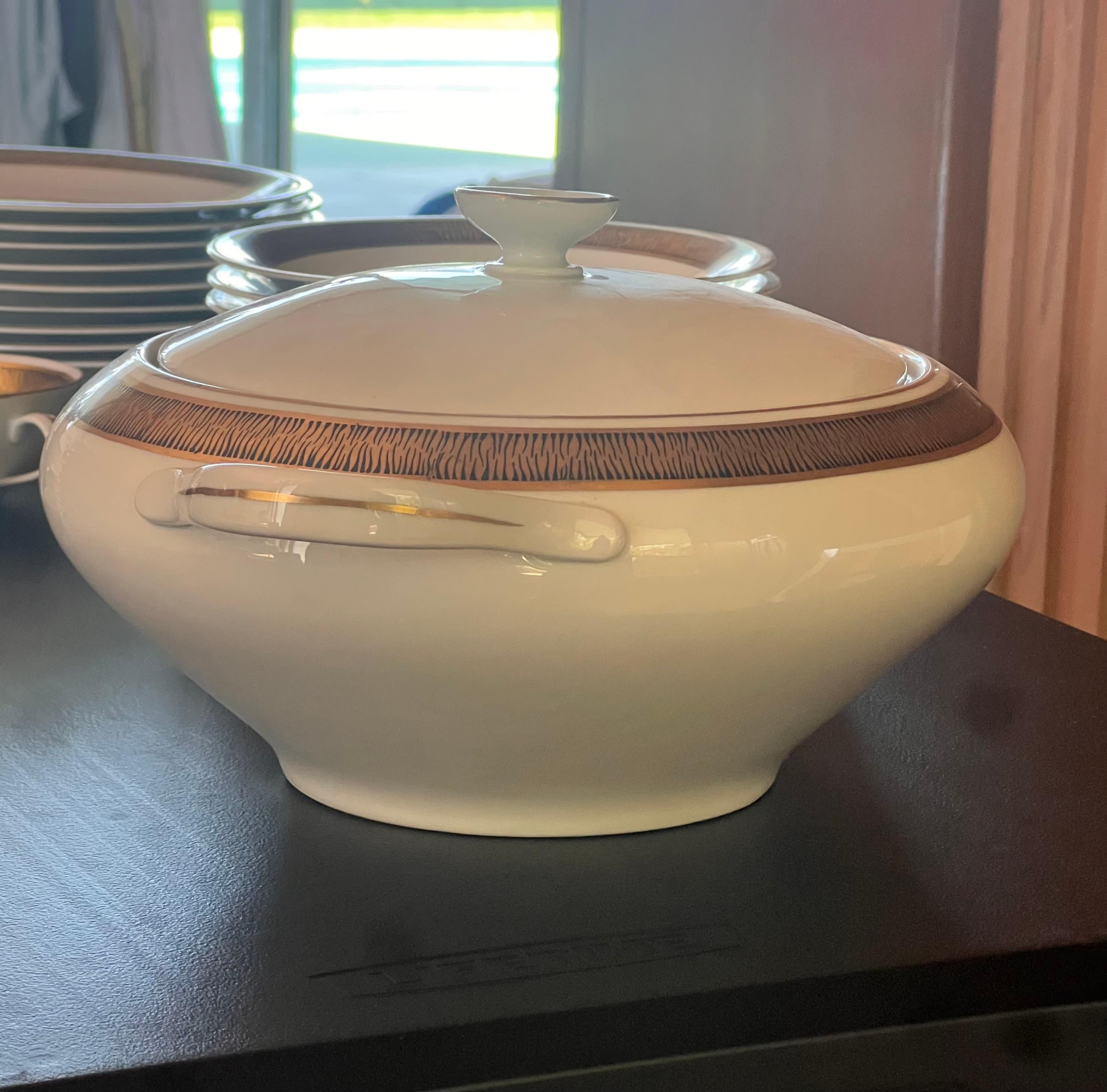 Un service de table -  assiettes, bols, plateaux - par Wawel, Pologne fin du 20e siècle en vente 11