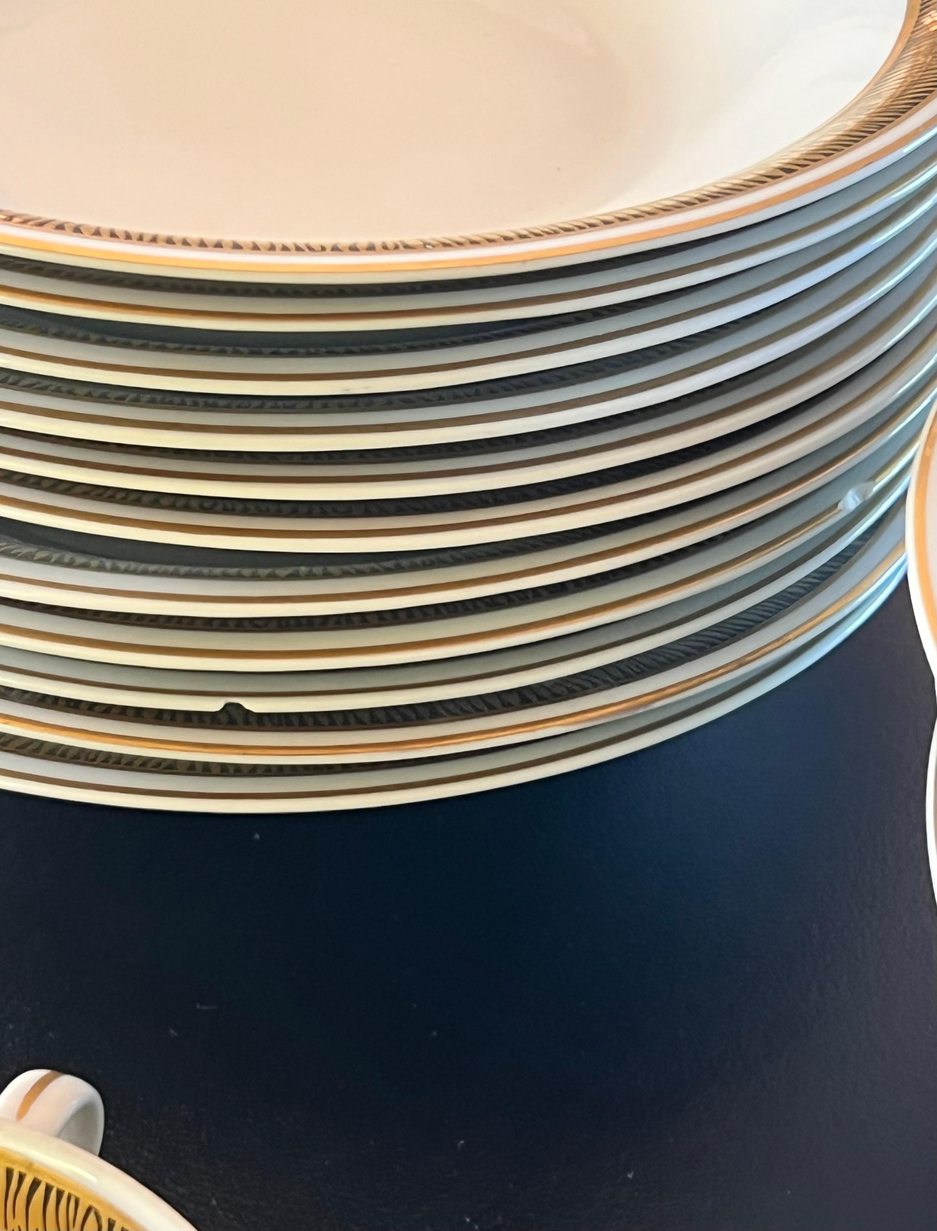 Un service de table -  assiettes, bols, plateaux - par Wawel, Pologne fin du 20e siècle en vente 12