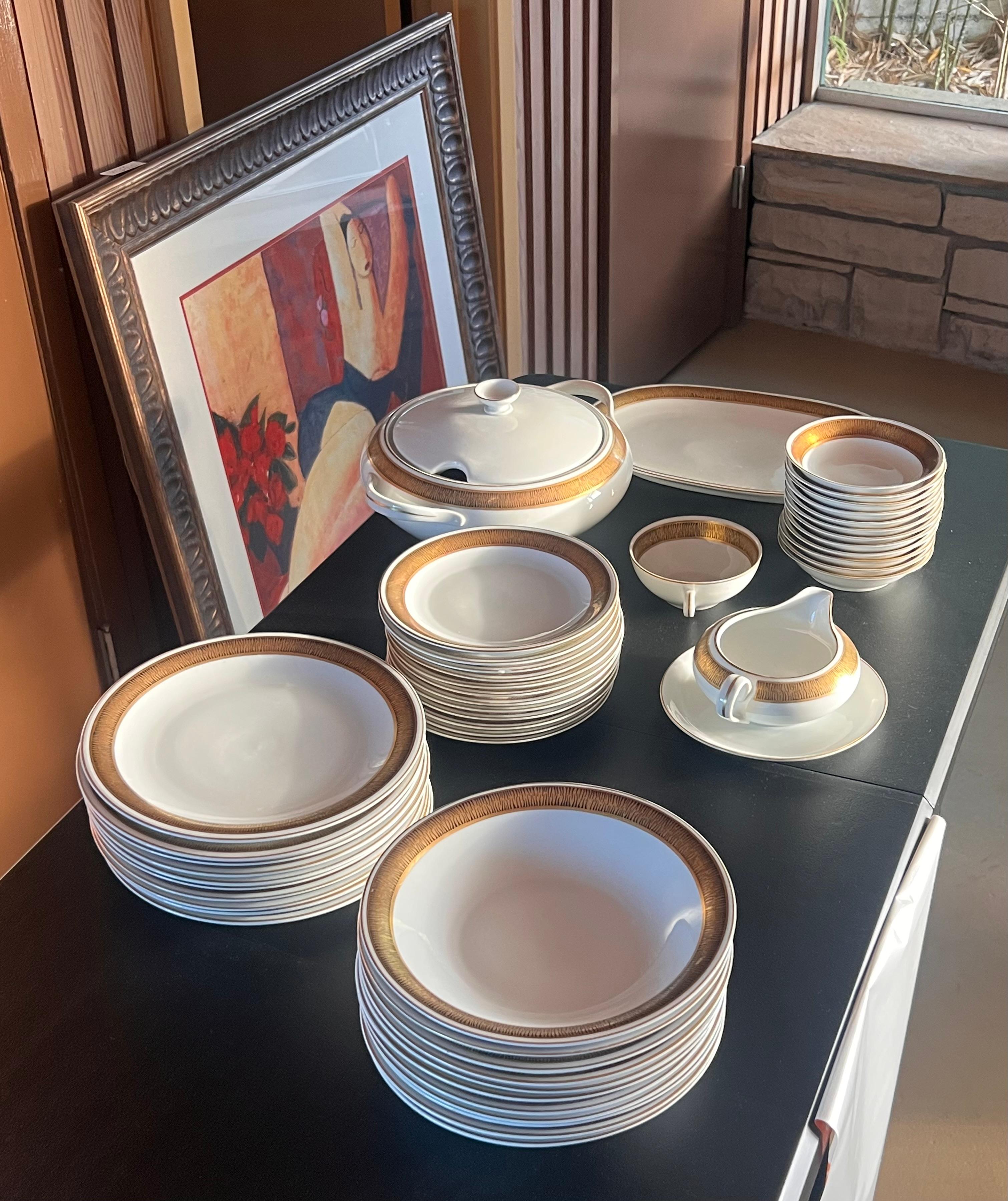 Grand ensemble d'assiettes à dîner, de bols, de plateaux et d'autres couverts de Wawel, Pologne, 20e siècle. Chaque plat est orné d'un motif unique en forme d'empreinte de tigre et présente une sensibilité 