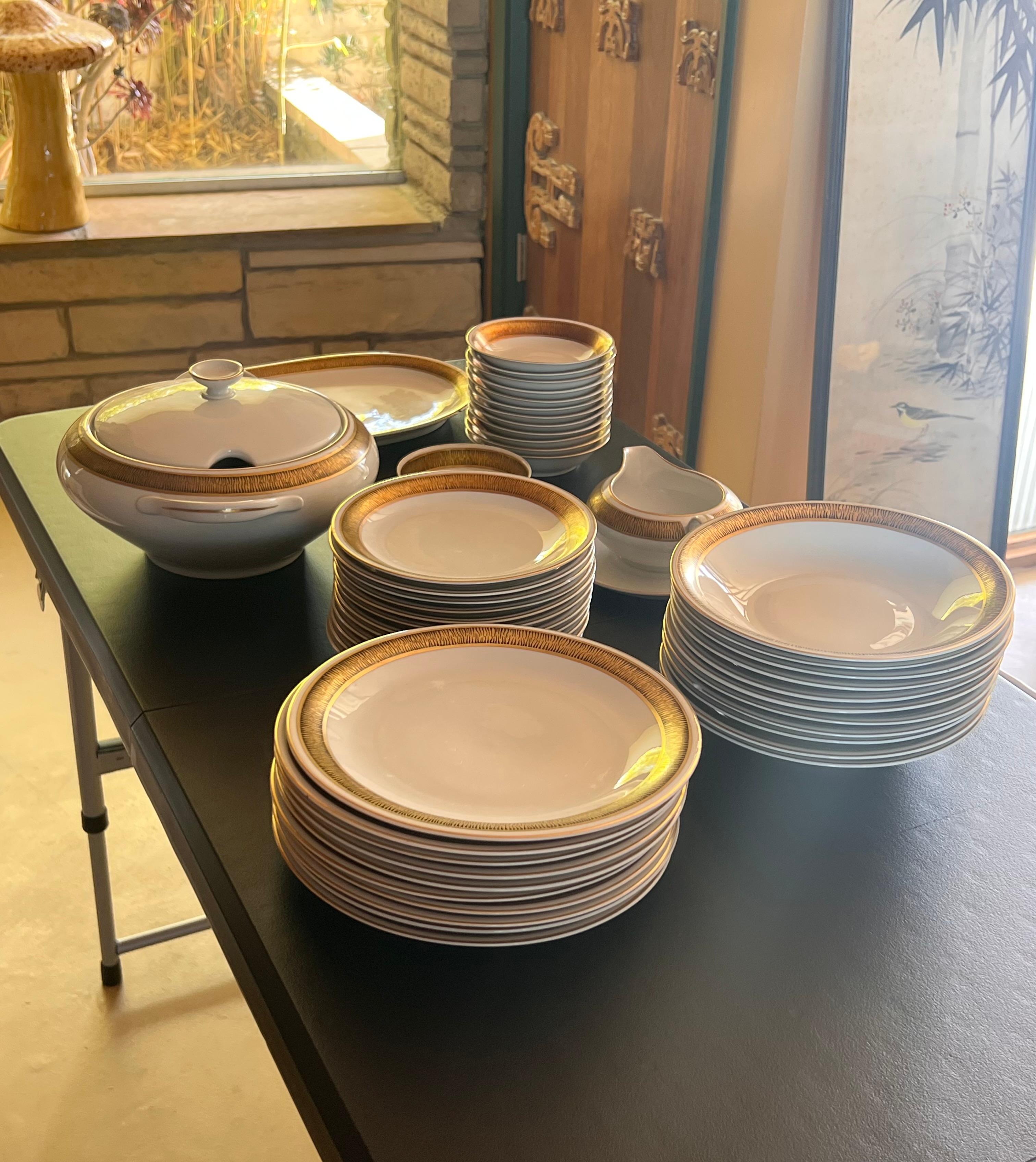 Un service de table -  assiettes, bols, plateaux - par Wawel, Pologne fin du 20e siècle en vente 13