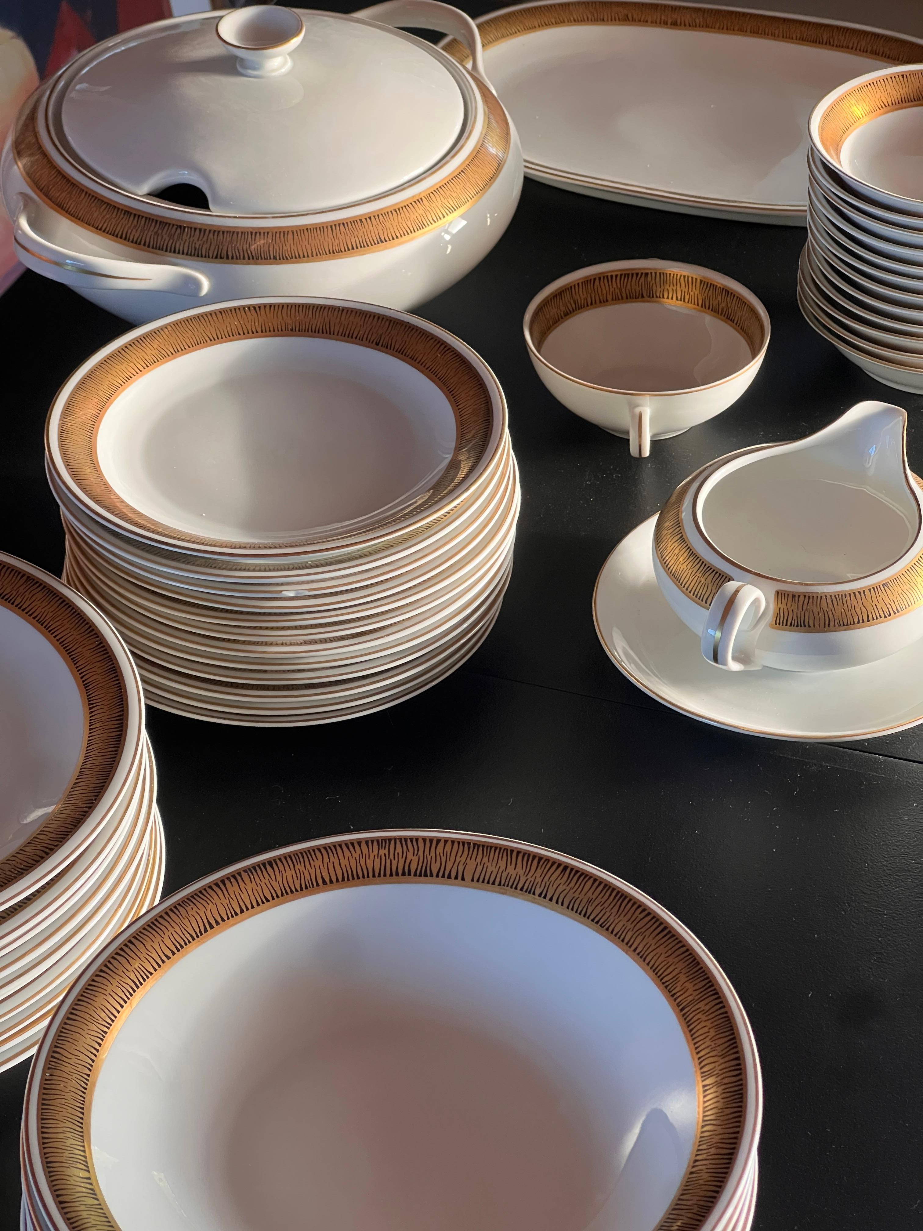 Postmoderne Un service de table -  assiettes, bols, plateaux - par Wawel, Pologne fin du 20e siècle en vente