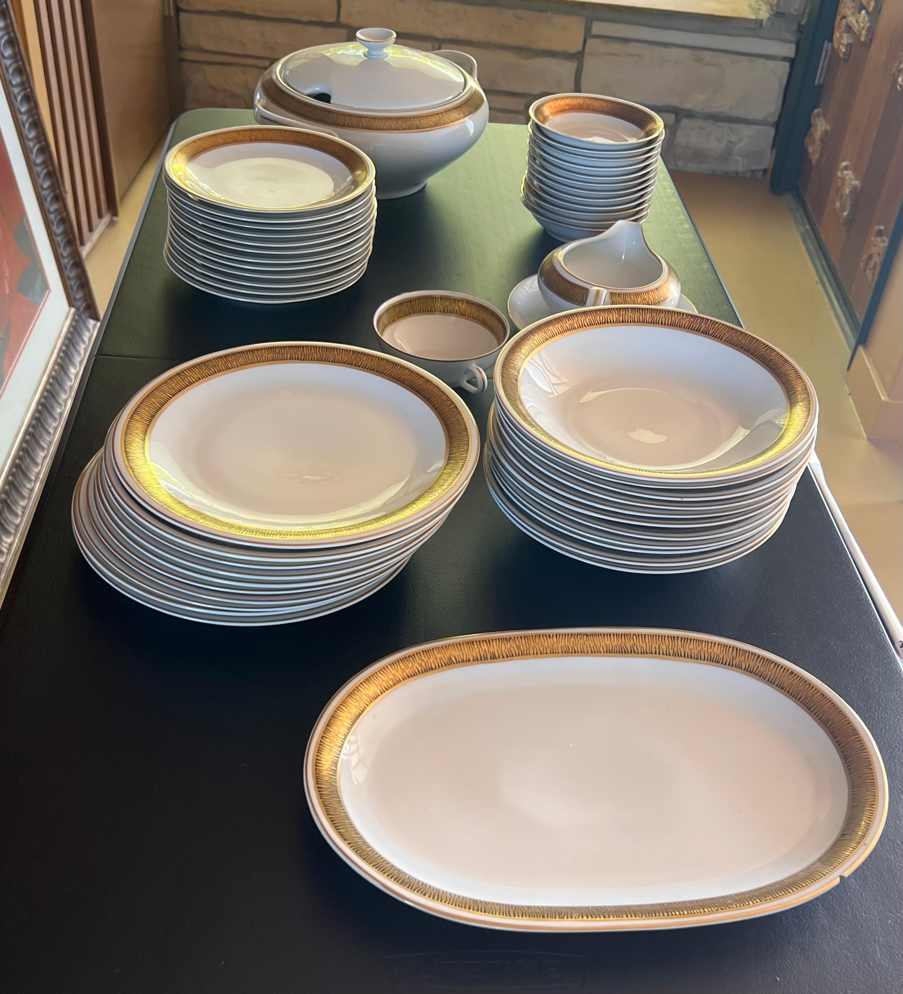 Un service de table -  assiettes, bols, plateaux - par Wawel, Pologne fin du 20e siècle Bon état - En vente à View Park, CA