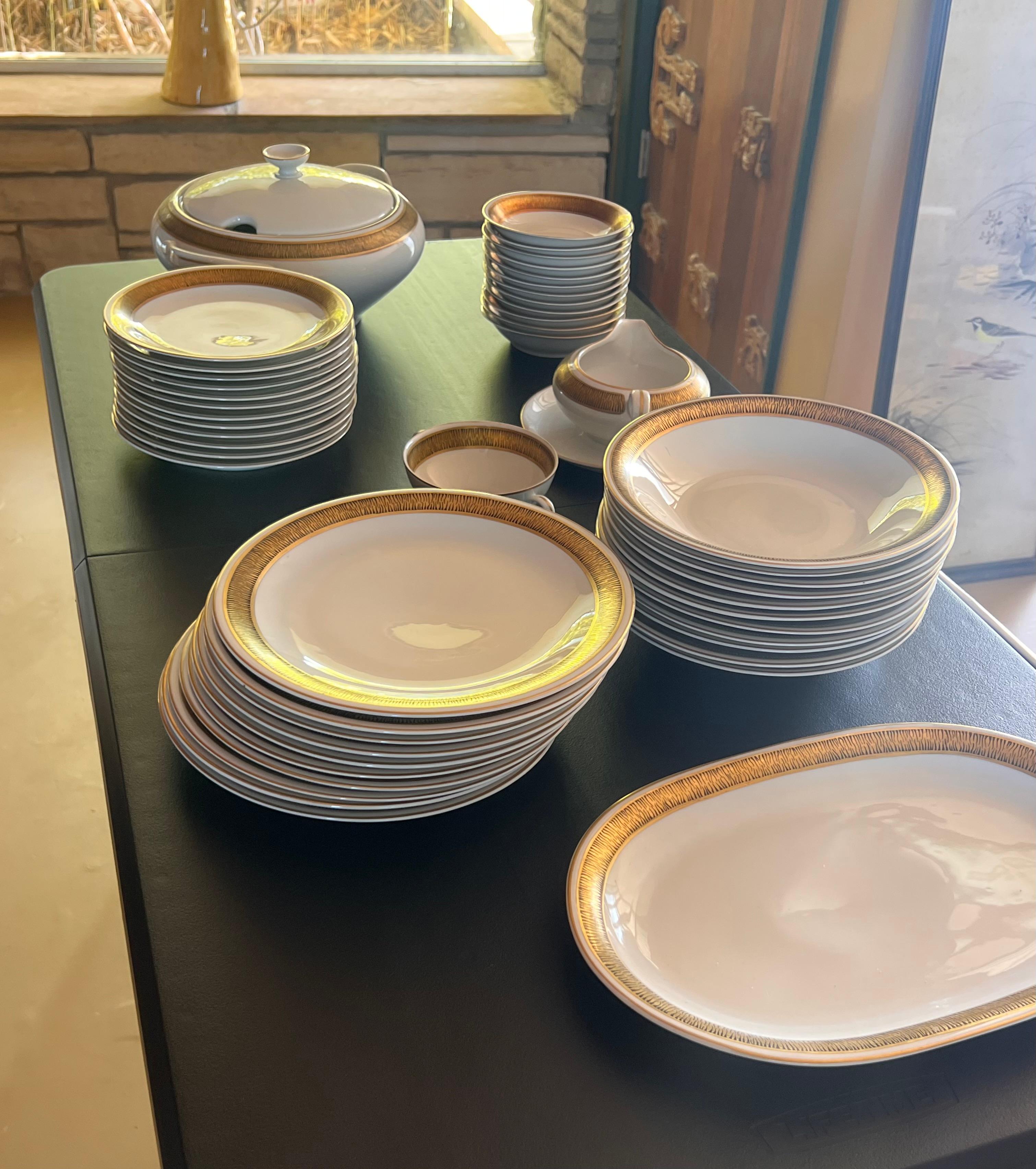 20ième siècle Un service de table -  assiettes, bols, plateaux - par Wawel, Pologne fin du 20e siècle en vente