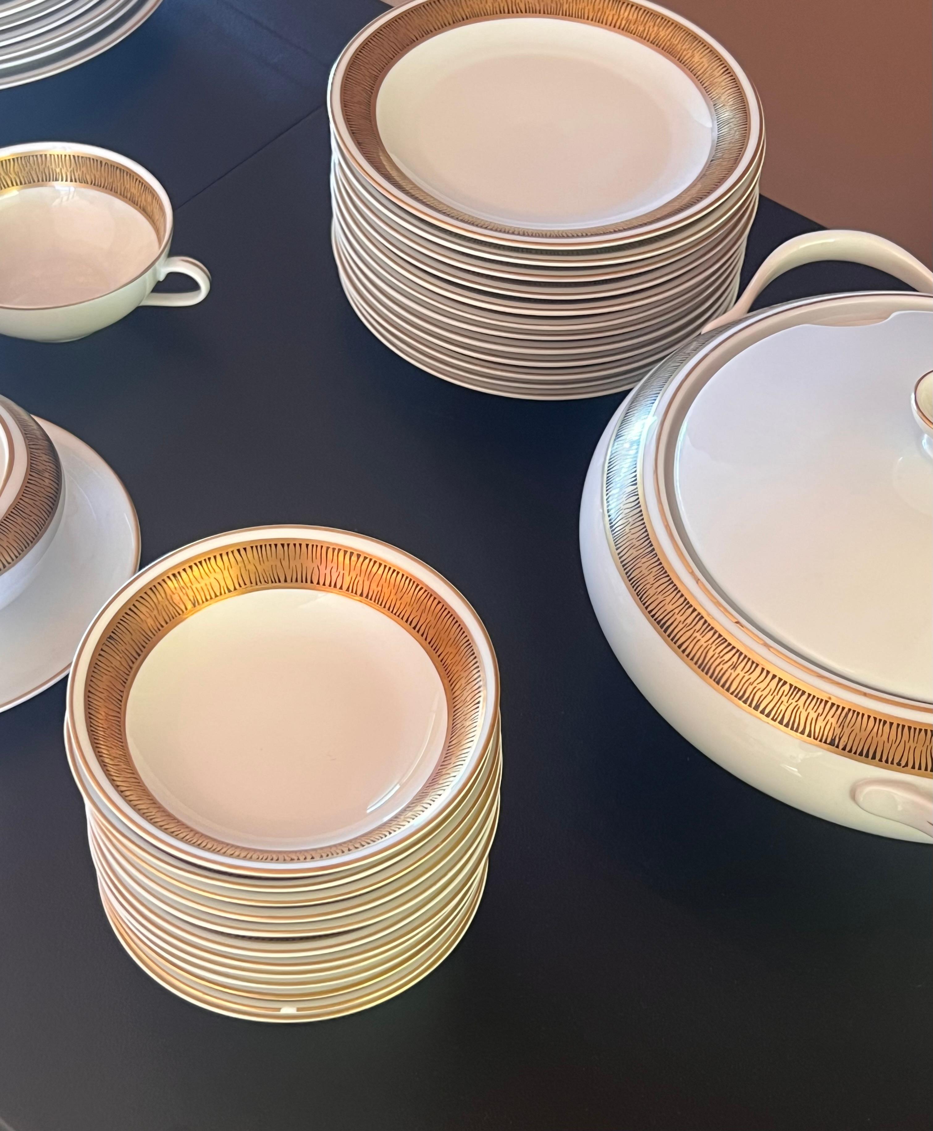 Porcelaine Un service de table -  assiettes, bols, plateaux - par Wawel, Pologne fin du 20e siècle en vente