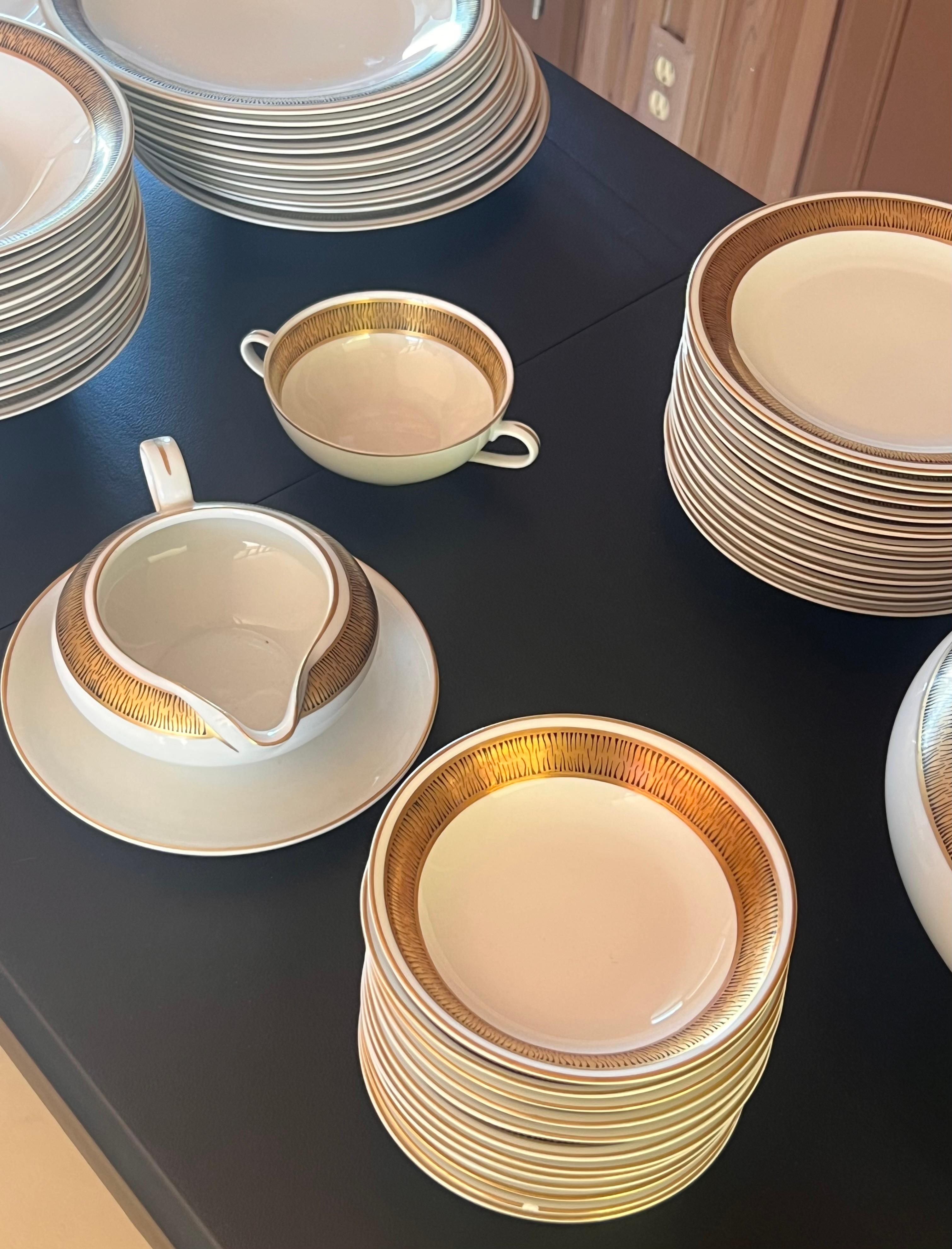 Un service de table -  assiettes, bols, plateaux - par Wawel, Pologne fin du 20e siècle en vente 1