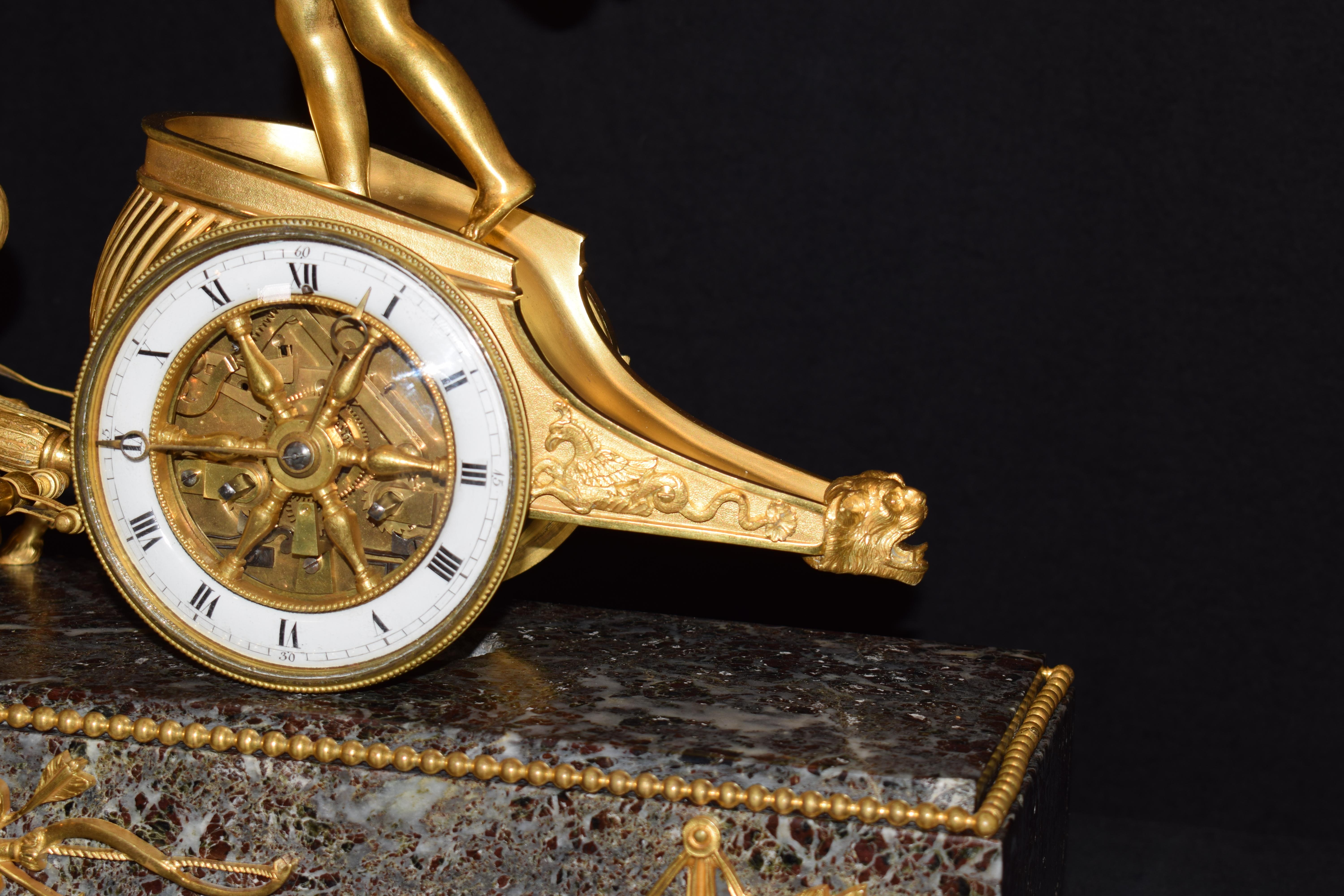 Français Horloge chariot Directoire montée en bronze doré et marbre, fin du XIXe siècle en vente
