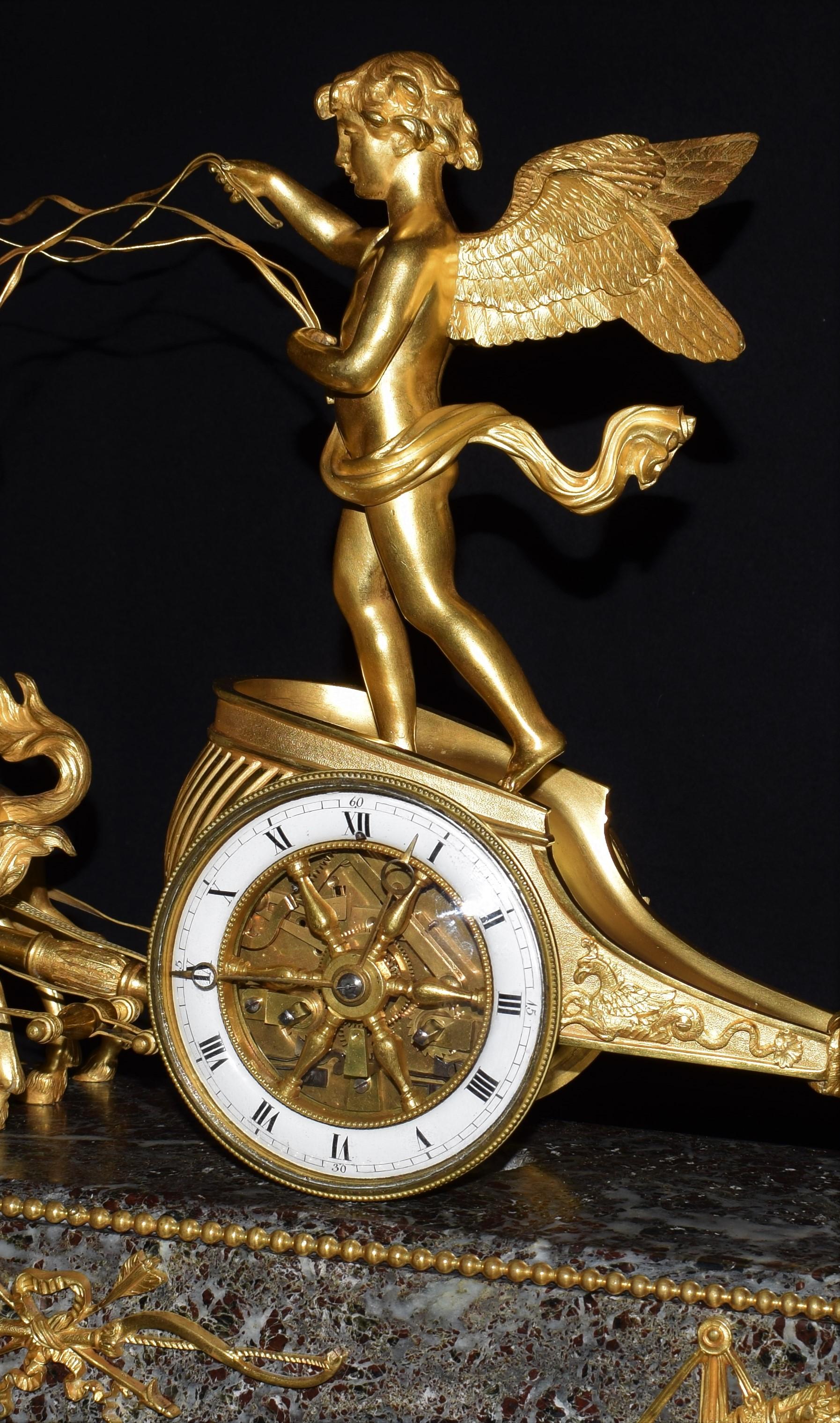 Doré Horloge chariot Directoire montée en bronze doré et marbre, fin du XIXe siècle en vente