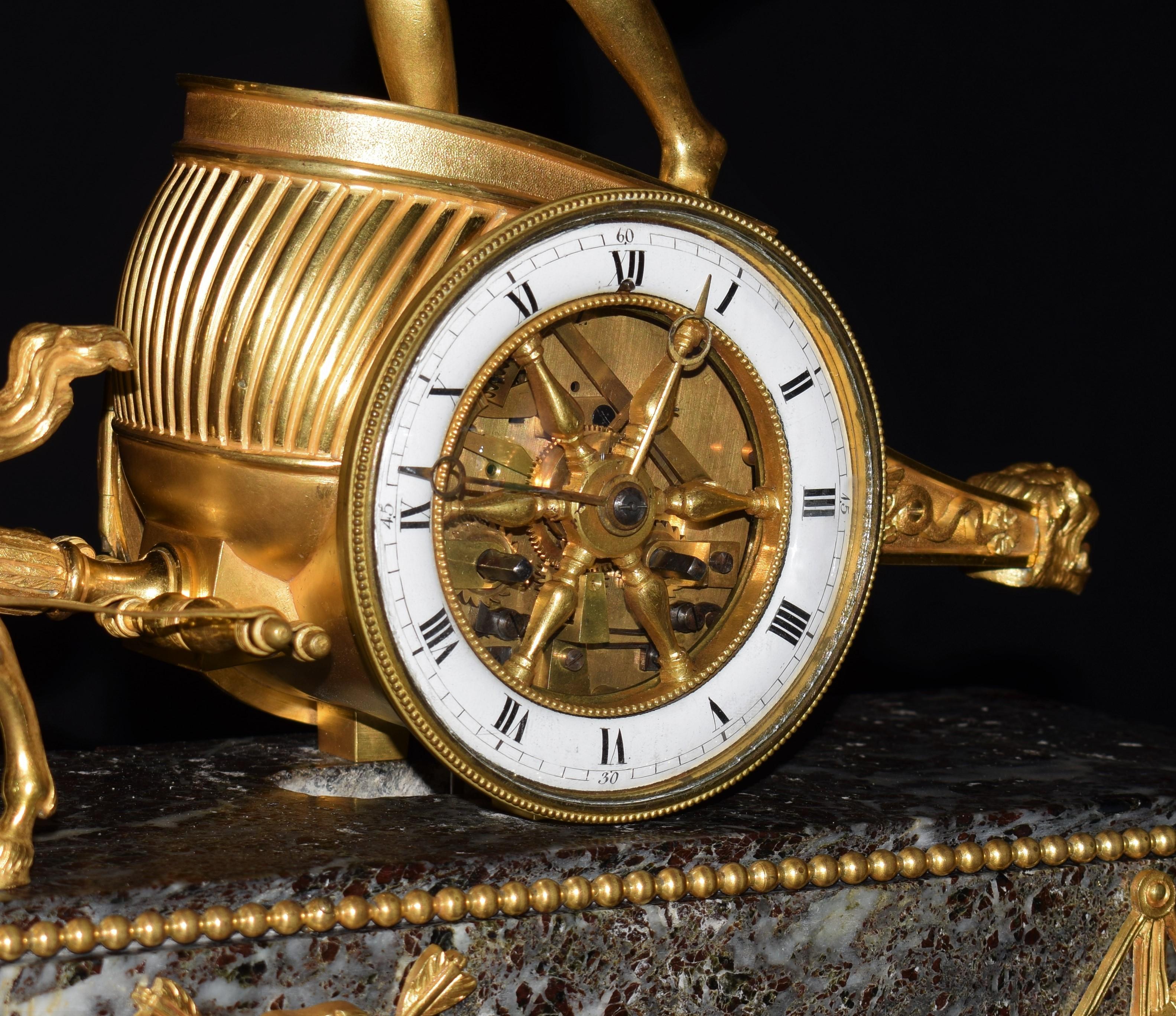 Bronze Horloge chariot Directoire montée en bronze doré et marbre, fin du XIXe siècle en vente