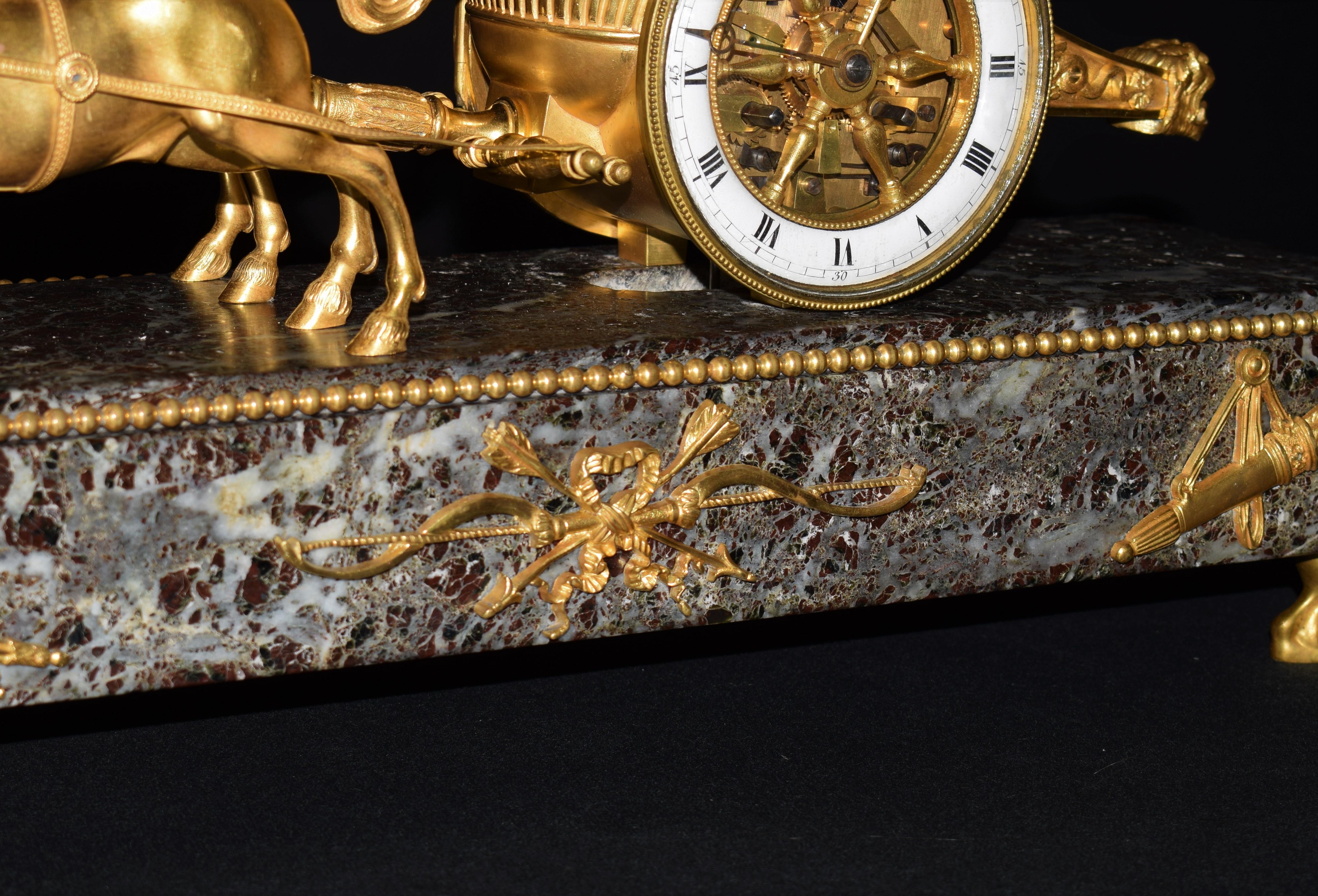 Horloge chariot Directoire montée en bronze doré et marbre, fin du XIXe siècle en vente 1