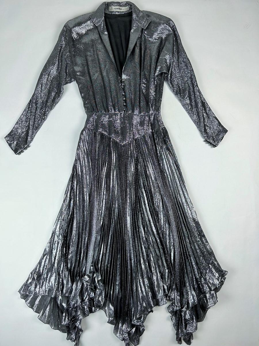 A Disco ball gown by Jean-Louis Scherrer in silver lamé n° 302451 Circa 1985 In Good Condition For Sale In Toulon, FR