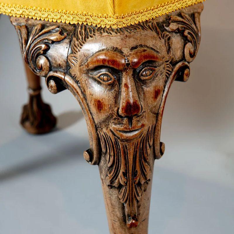 Acajou sculpté du 19ème siècle  tabouret, dont la sculpture caractéristique présente des masques de satyre sur l'épaule des pieds cabriole, ainsi qu'une décoration feuillagée de chaque côté et se terminant par une tête de lit.  Le tabouret est