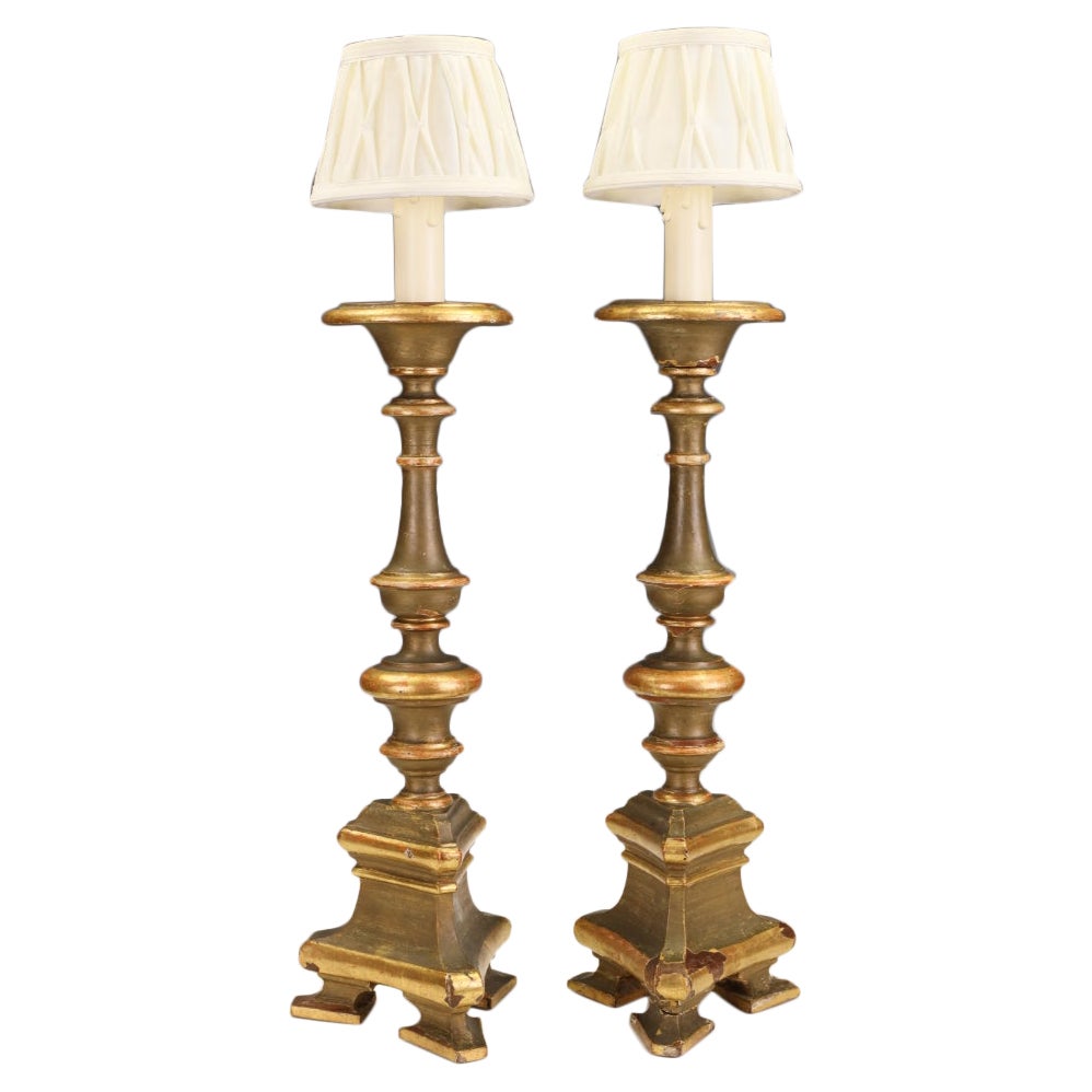 A Distinguished Pair of 18th Century Giltwood 
Polychrome Altarpiece Lamps en venta
