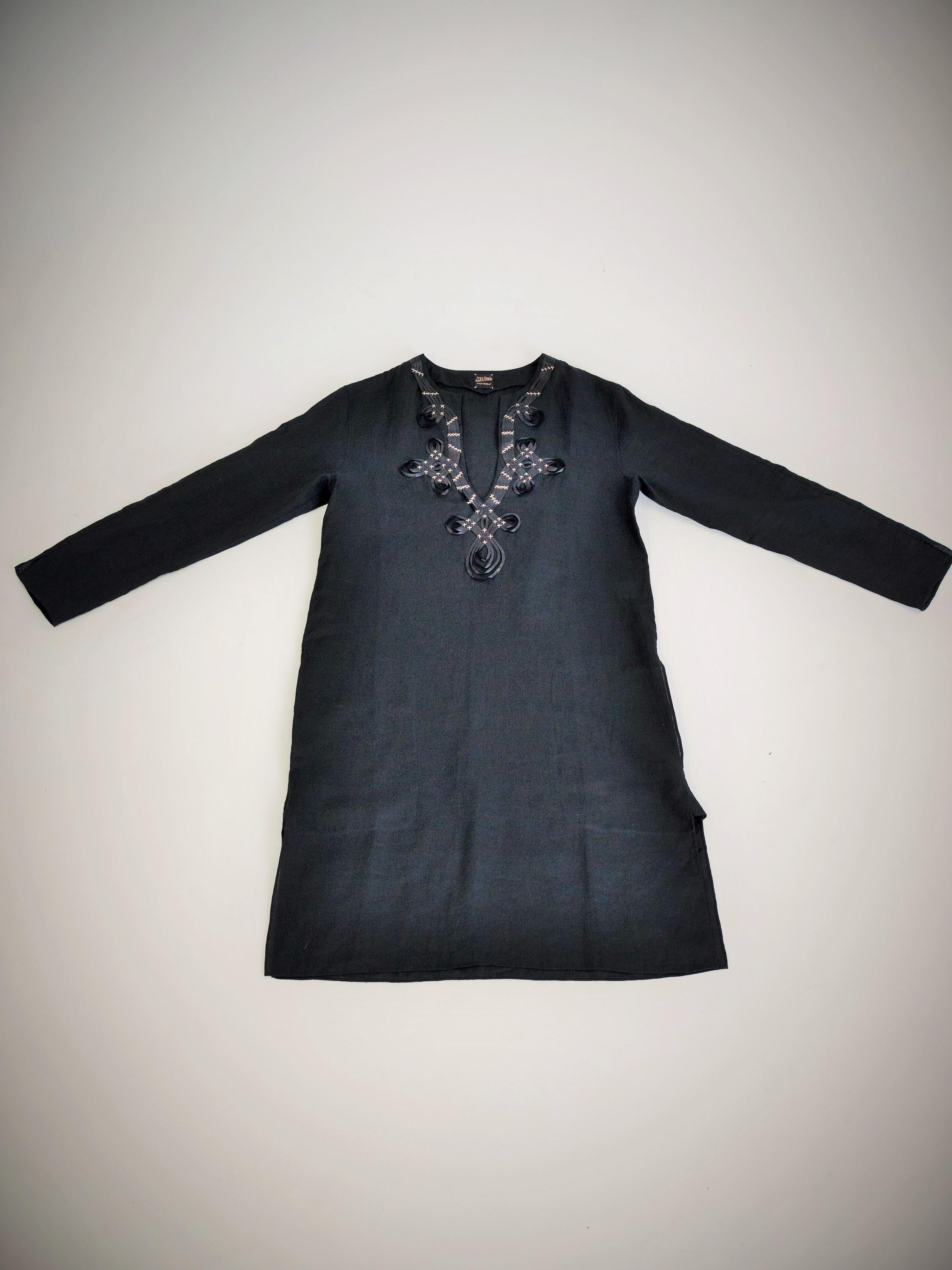 Circa 2000

France

Belle blouse orientaliste en lin noir brodé par Jean-Paul Gaultier Monsieur datant des années 2000. Inspiration libre ou clin d'œil du créateur à la coupe d'une Djellaba ou à la longueur d'un Kurta indien. Chemisier à col ras du