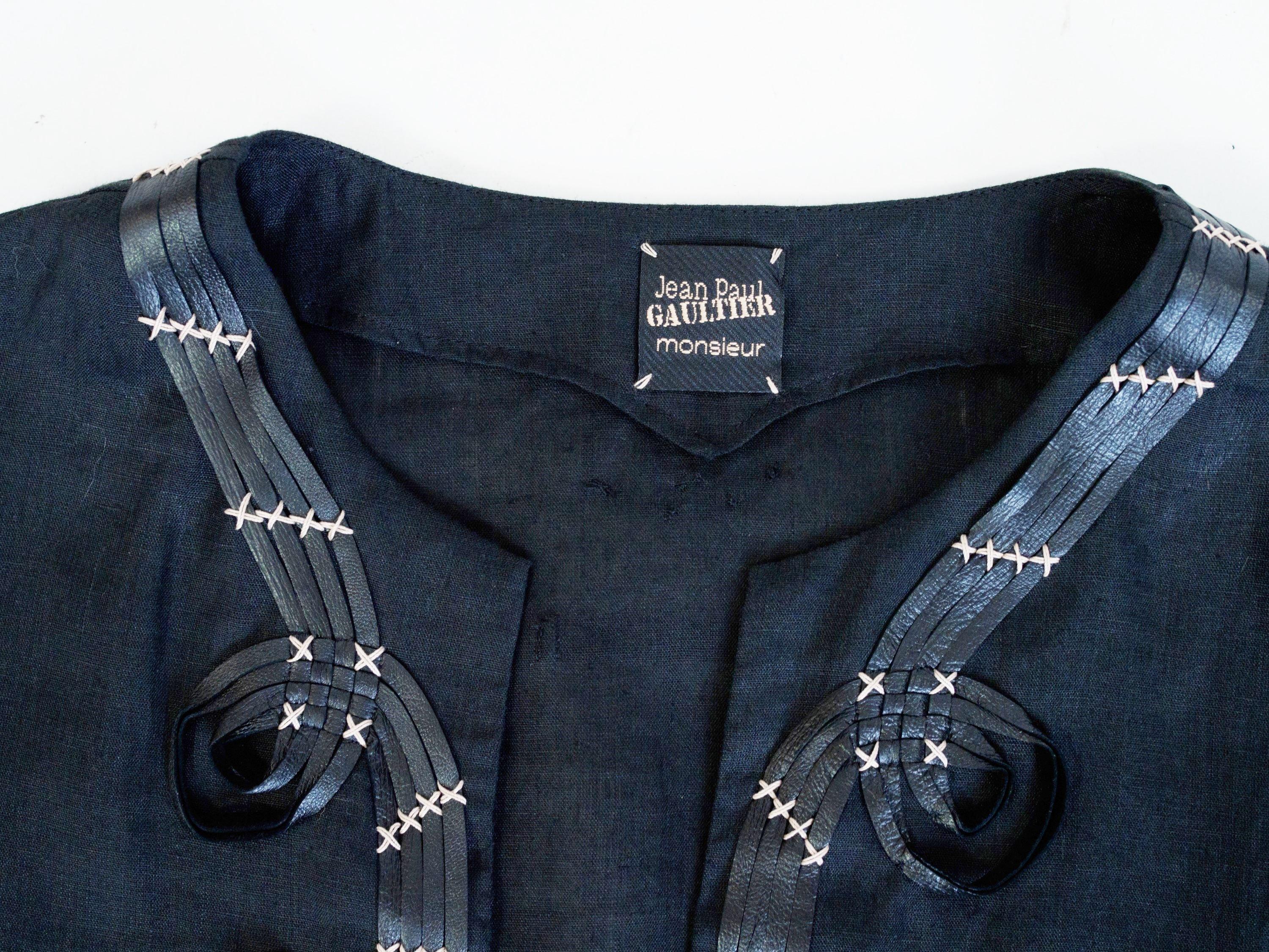 Djellaba-Bluse von Jean-Paul Gaultier aus besticktem schwarzem Leinen Circa 2000 im Zustand „Hervorragend“ im Angebot in Toulon, FR