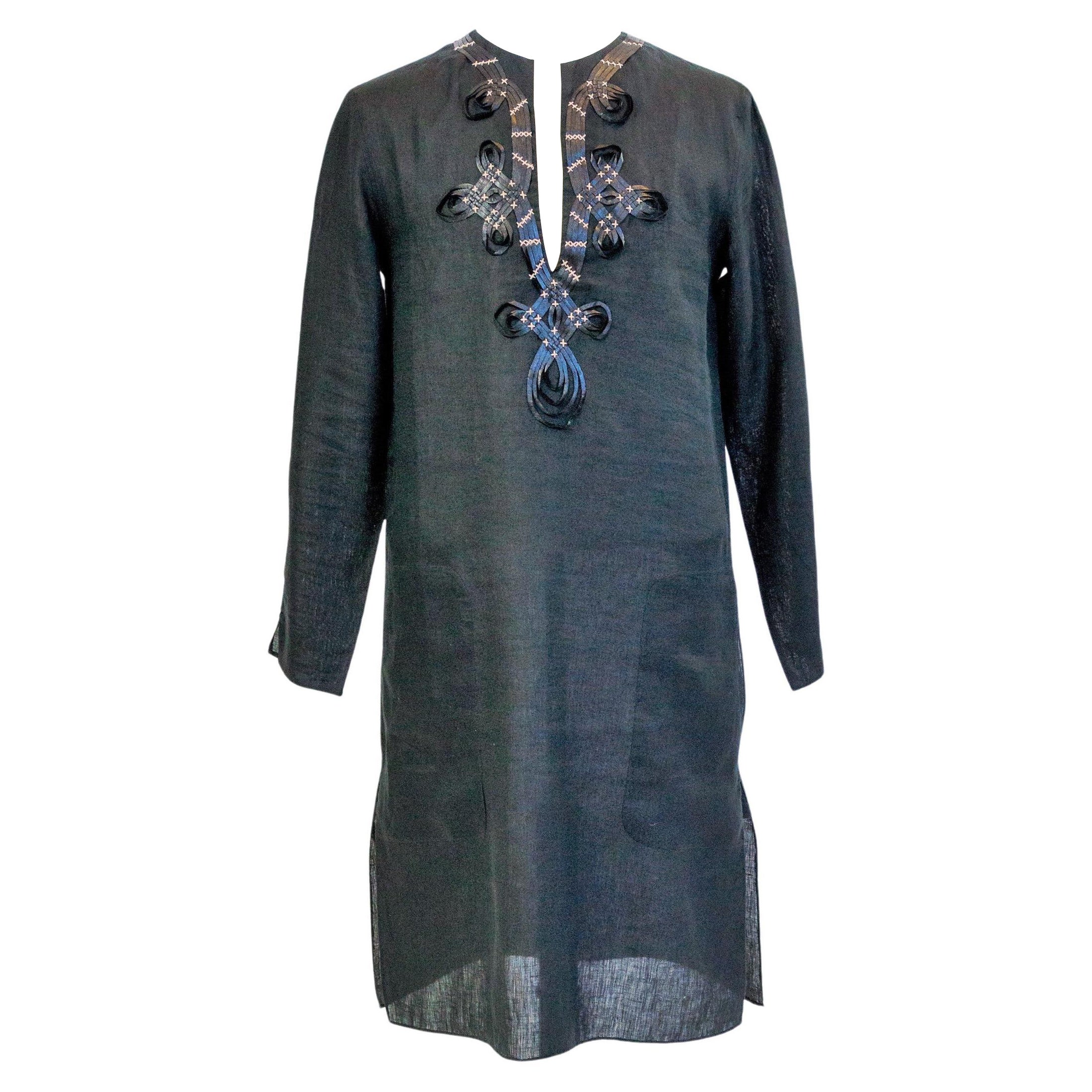 Una blusa Djellaba de Jean Paul Gaultier en lino negro bordado Circa 2000 en venta