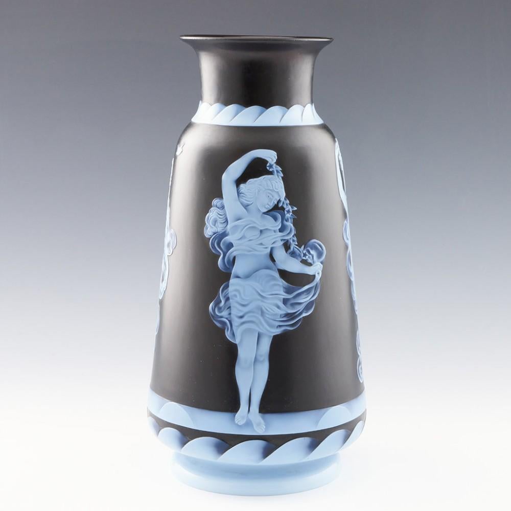 Documented Thomas Webb Cameo Glass Vase Carved by Frank Wilkinson 1928 In Good Condition In Forest Row, East Sussex
