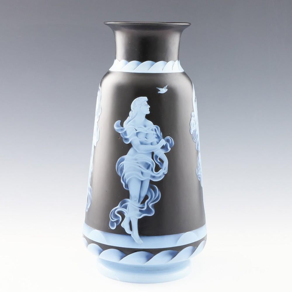 Thomas Webb Cameo Glass Vase Carved by Frank Wilkinson  In Good Condition For Sale In Tunbridge Wells, GB