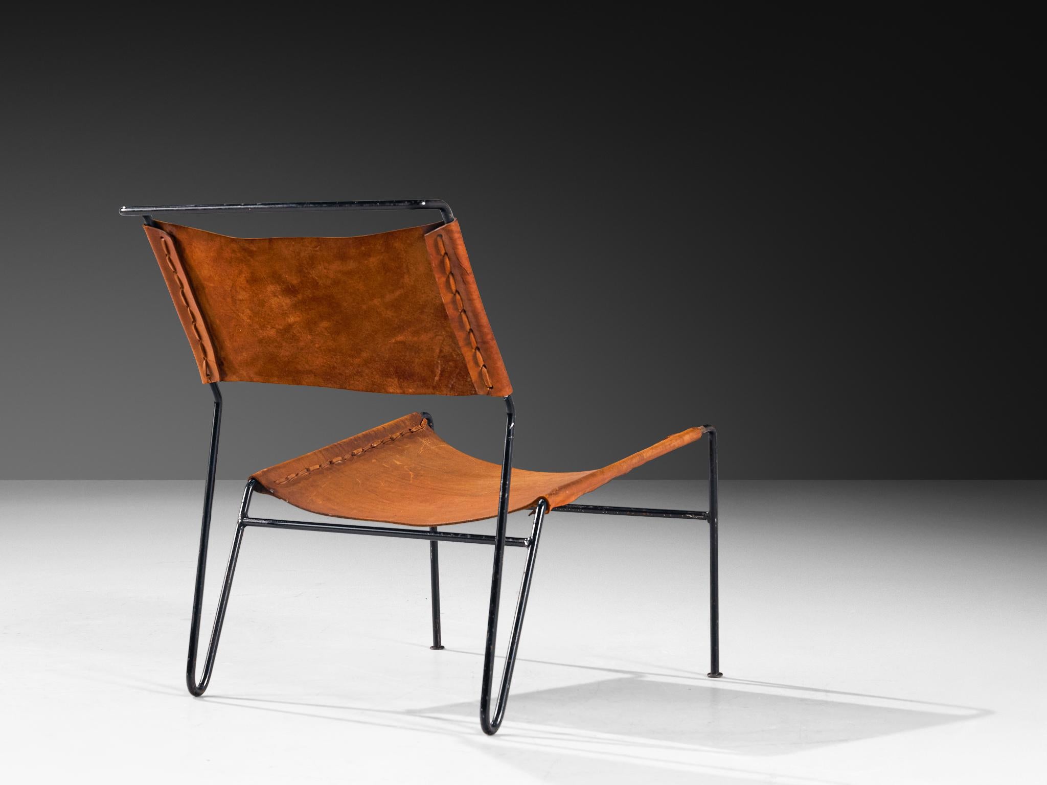 A. Dolleman for Metz & Co, easy chair, saddle leather, tubular metal, The Netherlands, 1950s

This modernist easy chair was designed by Dutch designer A. Dolleman for Metz & Co. It boasts a unique and appealing design, featuring a sleek tubular