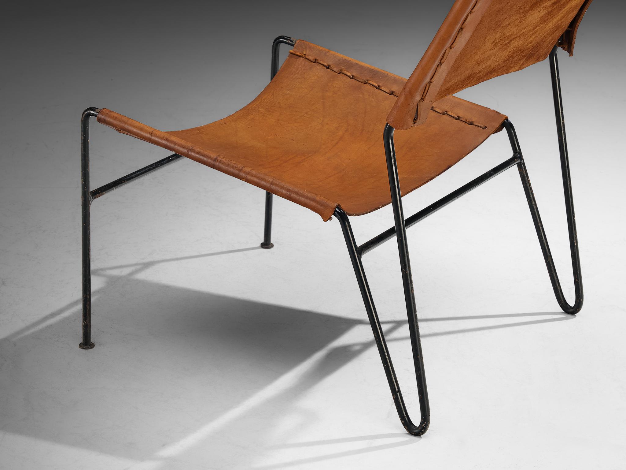 Metà XX secolo A. A. Dolleman per Metz & Co. Coppia di poltrone moderniste in pelle marrone in vendita