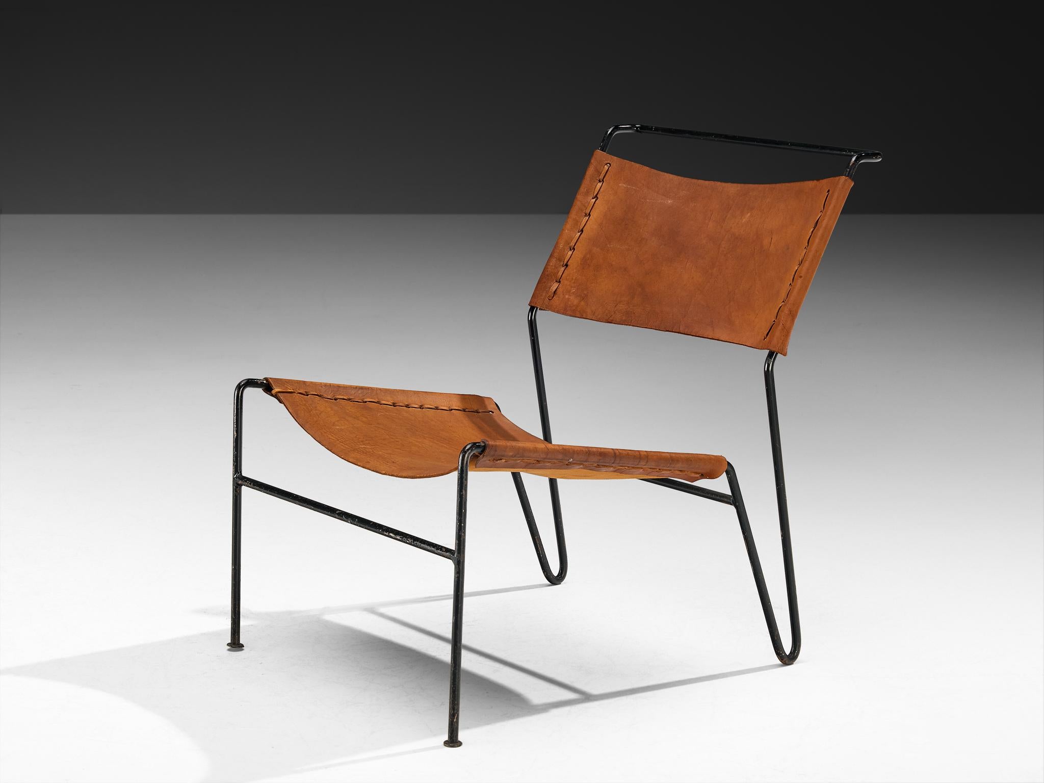 A. A. Dolleman per Metz & Co. Coppia di poltrone moderniste in pelle marrone in vendita 1