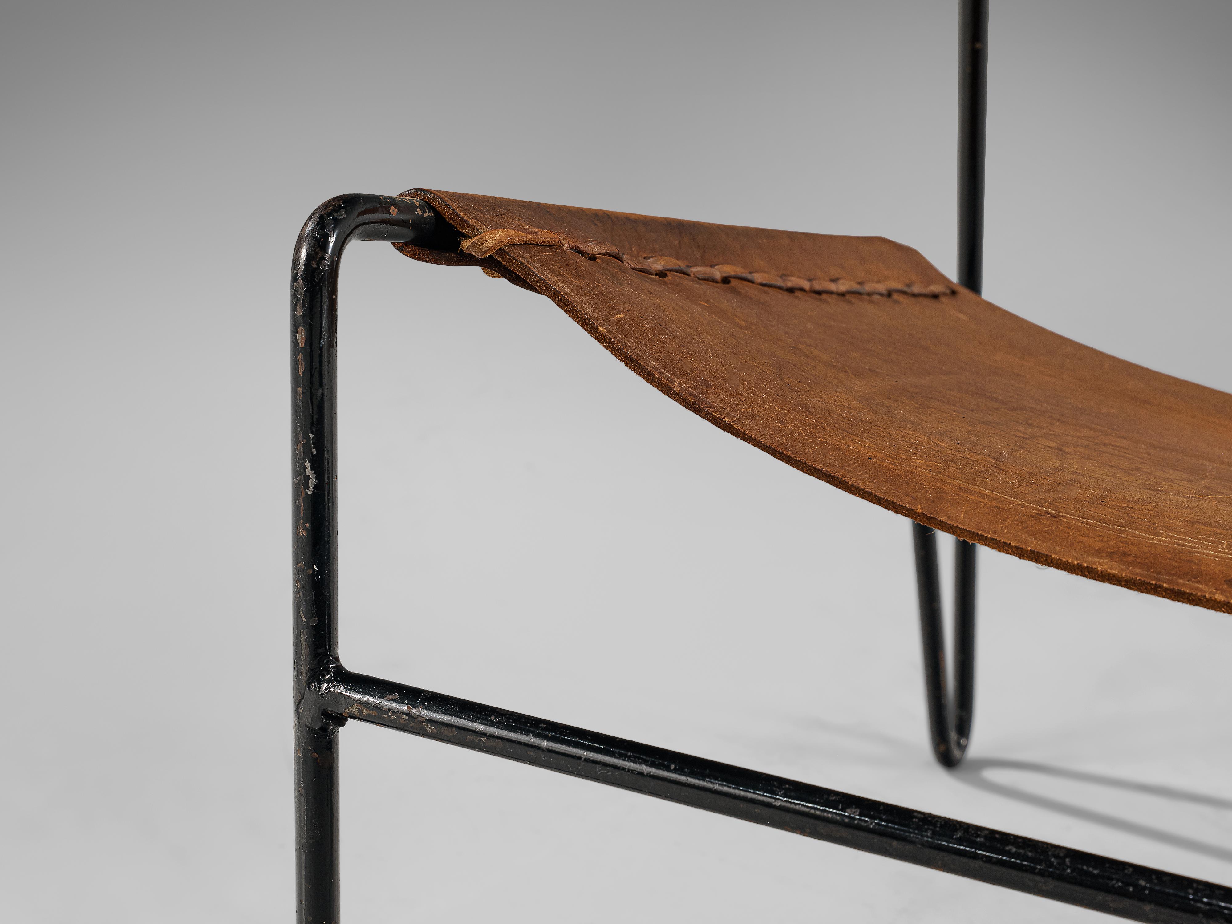 A. A. Dolleman für Metz & Co. Ein Paar modernistische Sessel aus braunem Leder (Metall) im Angebot