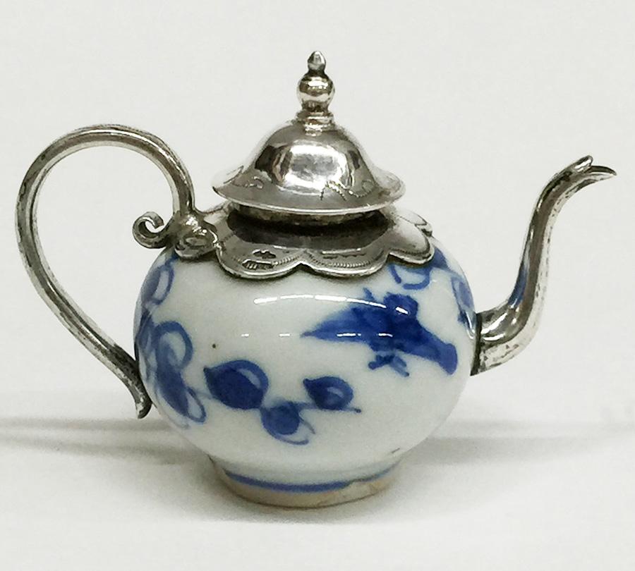 A dolls house miniature Chinese porcelain Teapot, Kangxi period 4,5 cm high

A Chinese blue and white porcelain Teapot with Dutch silver
Kangxi period: 1662-1722

The silver was mounted on the porcelain at a later date
The silver is made by