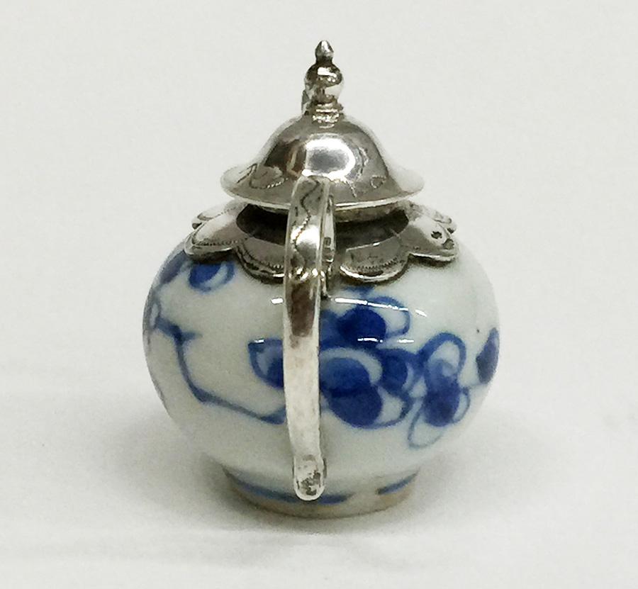 Dolls House Miniature Chinese Porcelain Teapot, Kangxi Period In Good Condition In Delft, NL