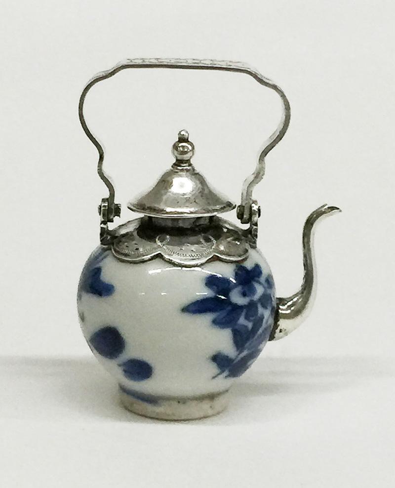 A doll’s house miniature Chinese porcelain teapot, Kangxi period 5.5 cm high

A Chinese blue and white porcelain teapot with Dutch silver
Kangxi period: 1662-1722

The silver was mounted on the porcelain at a later date
The silver is made by