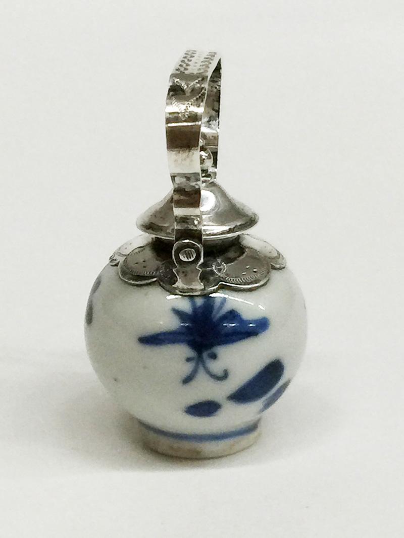 Doll’s House Miniature Chinese Porcelain Teapot, Kangxi Period In Good Condition In Delft, NL
