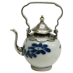 Théière en porcelaine chinoise miniature de la maison de poupée:: période Kangxi