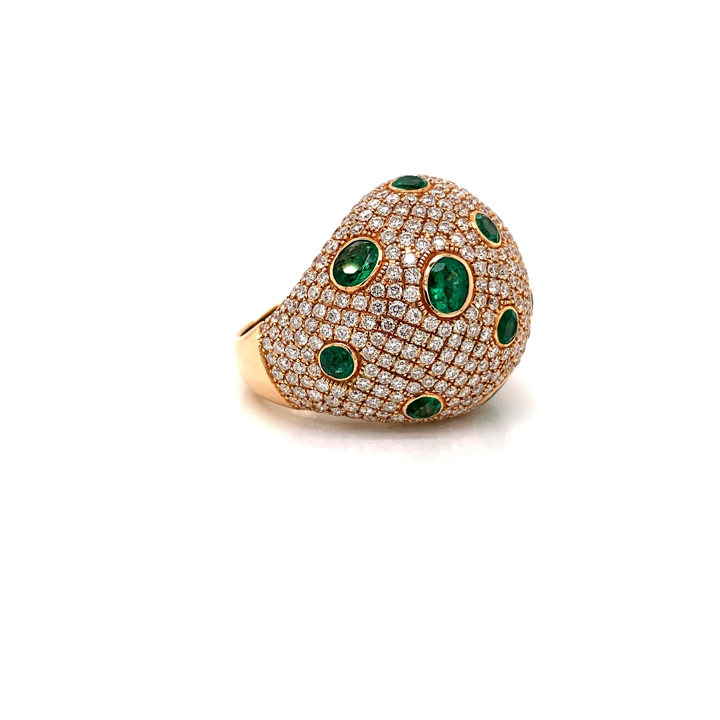 Cette exquise bague en forme de dôme est ornée de 4,27 carats d'émeraudes vibrantes, magnifiquement complétées par 5,46 carats de diamants étincelants. Réalisée en luxueux or 18 carats pesant 12,57 grammes, cette bague allie un design audacieux à