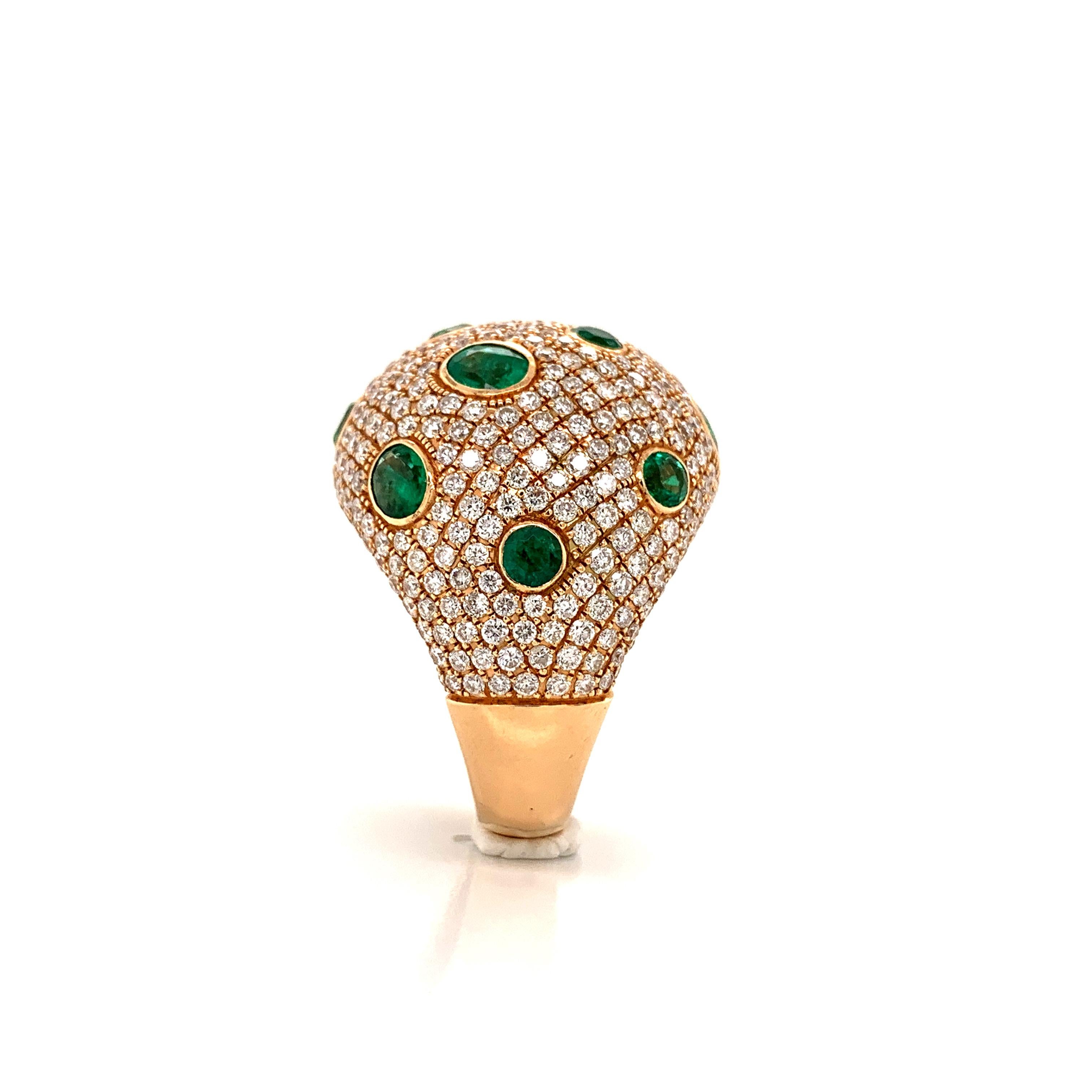 Art déco Bague en forme de dôme sertie d'émeraudes de 4,27 carats et de diamants de 5,46 carats en vente