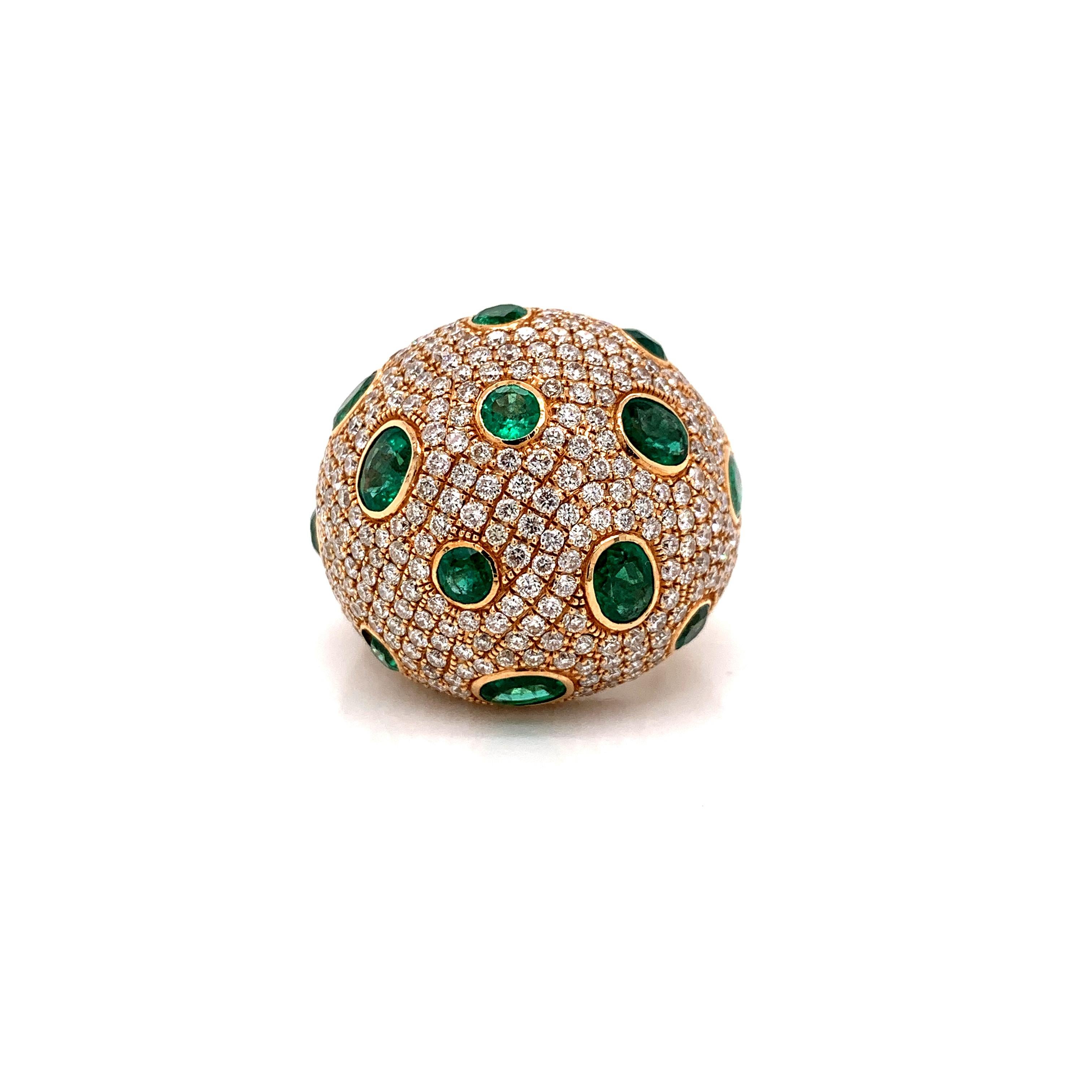 Taille ovale Bague en forme de dôme sertie d'émeraudes de 4,27 carats et de diamants de 5,46 carats en vente