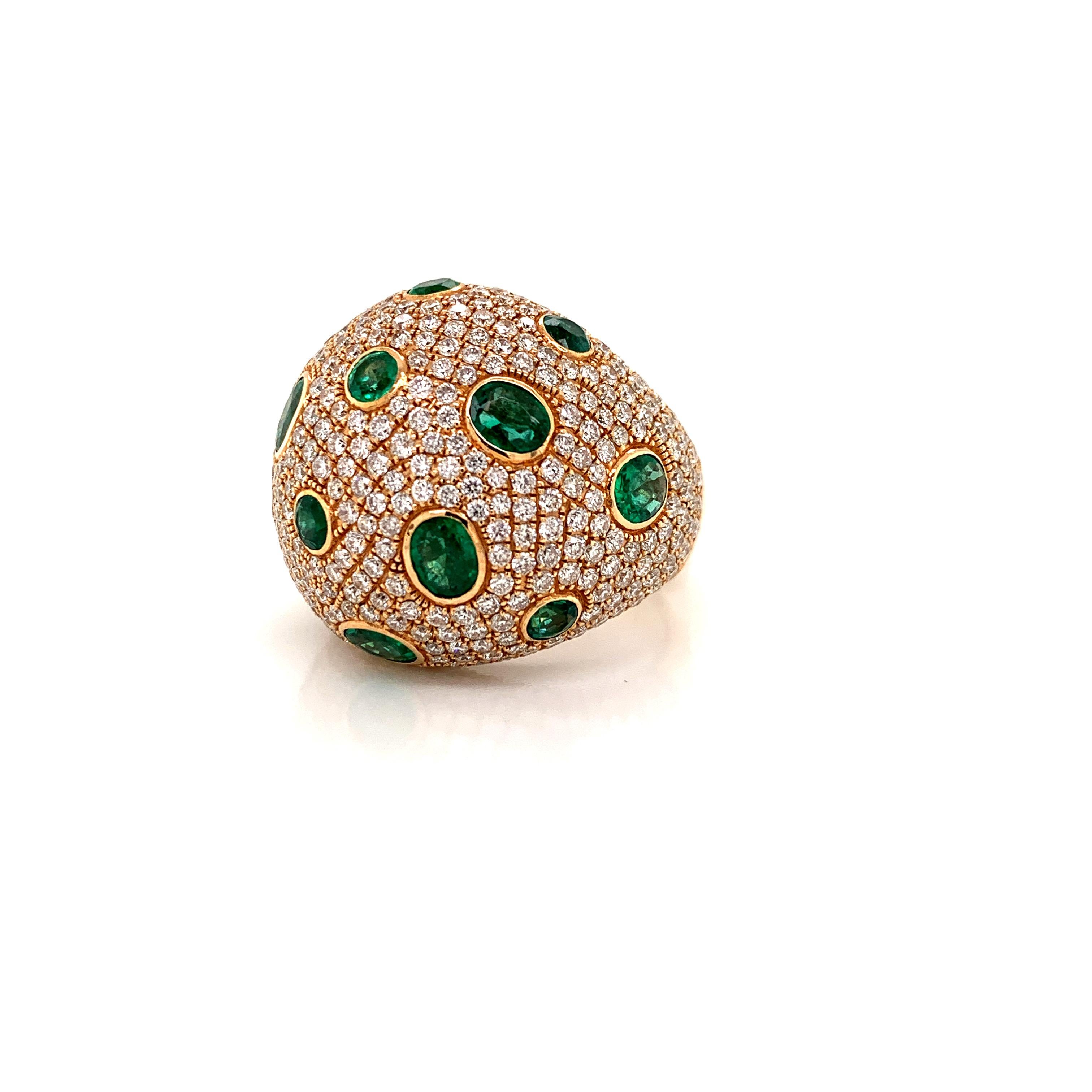 Bague en forme de dôme sertie d'émeraudes de 4,27 carats et de diamants de 5,46 carats Neuf - En vente à Khet Bang Rak, 10
