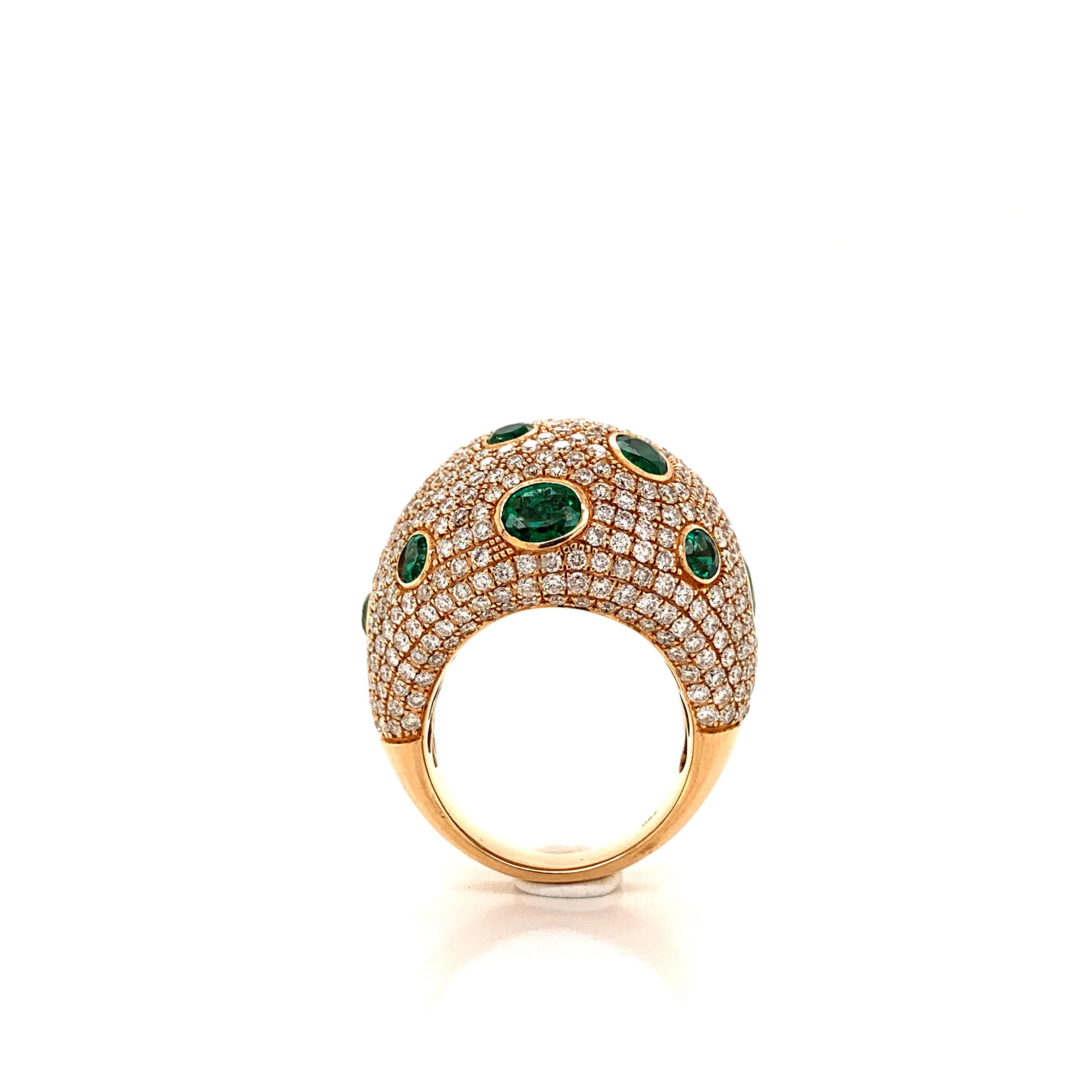 Bague en forme de dôme sertie d'émeraudes de 4,27 carats et de diamants de 5,46 carats Unisexe en vente