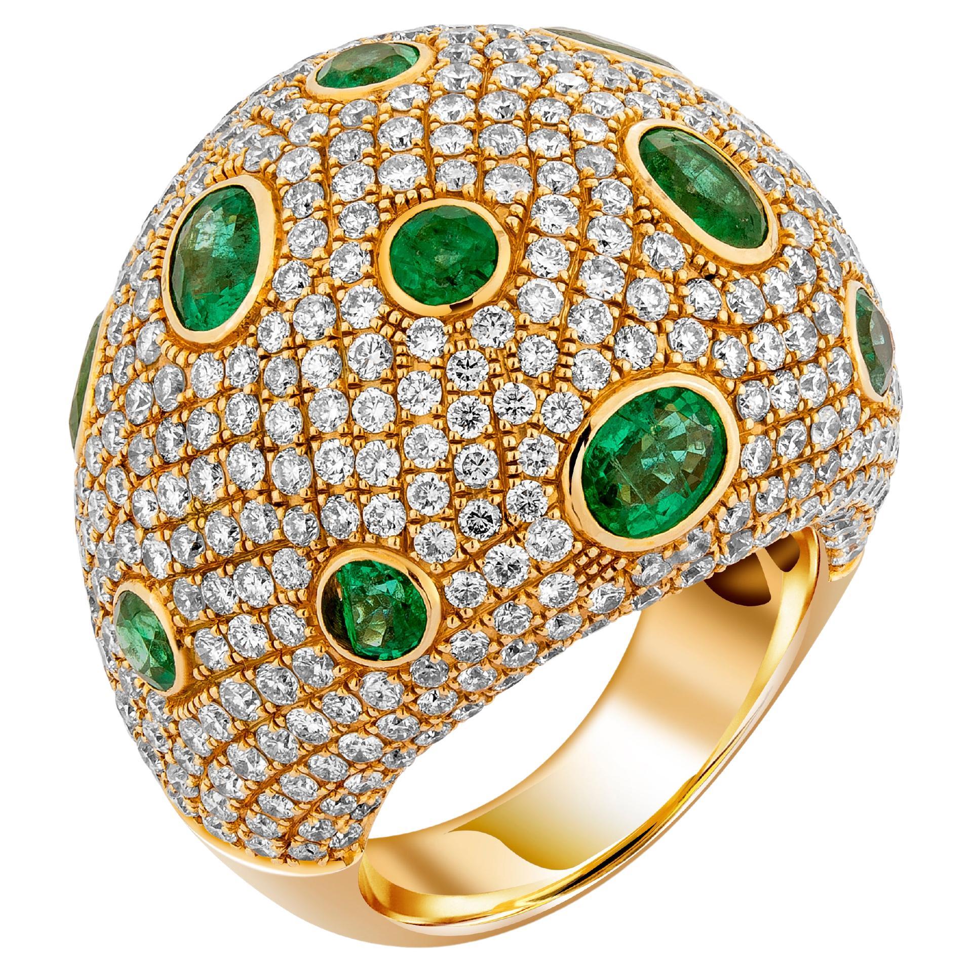 Bague en forme de dôme sertie d'émeraudes de 4,27 carats et de diamants de 5,46 carats en vente