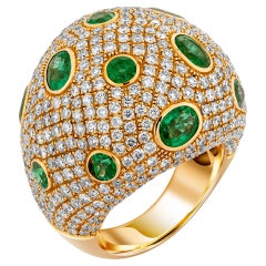 Bague en forme de dôme sertie d'émeraudes de 4,27 carats et de diamants de 5,46 carats