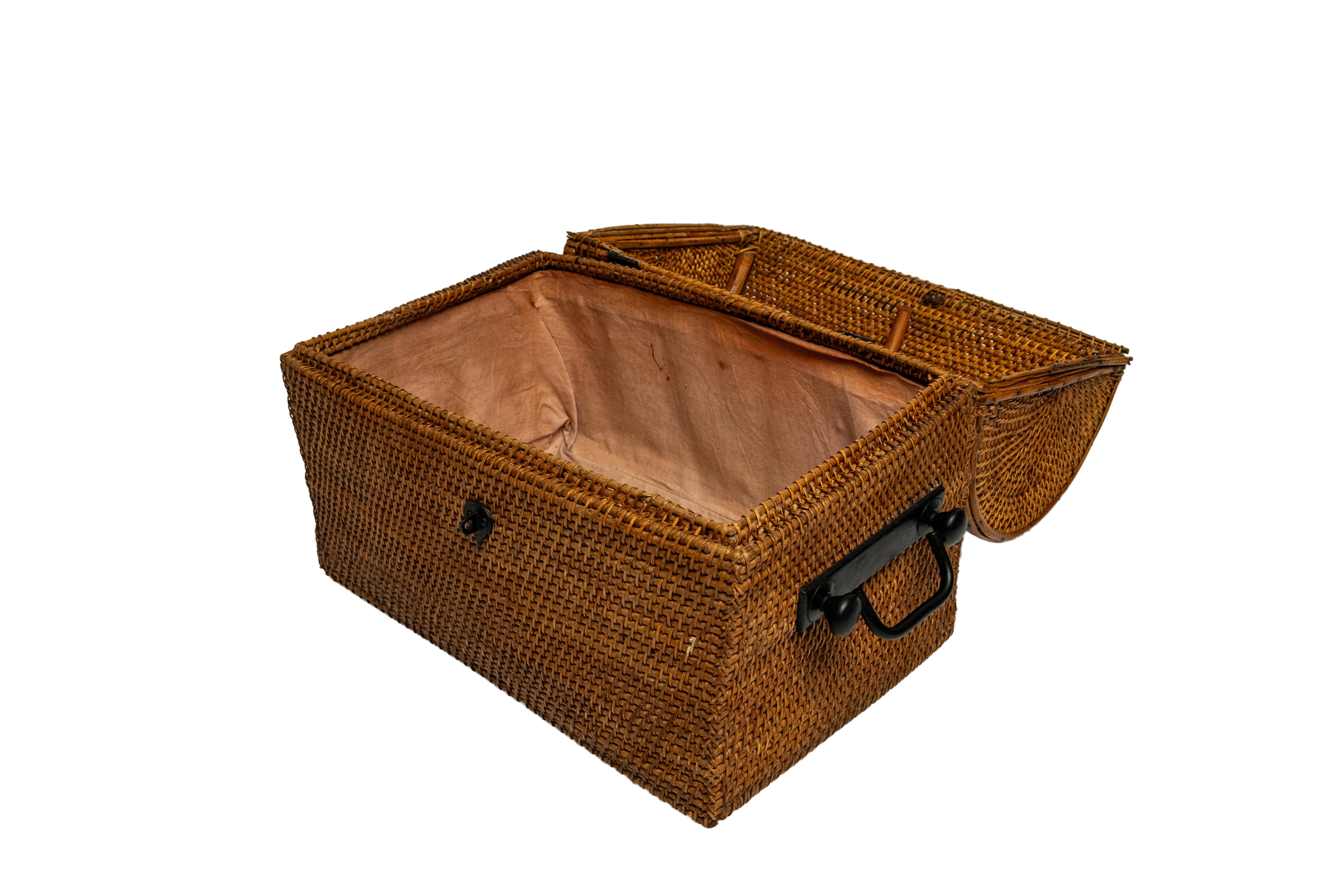 XX secolo Un cesto in rattan intrecciato a cupola con ferramenta in ferro in vendita