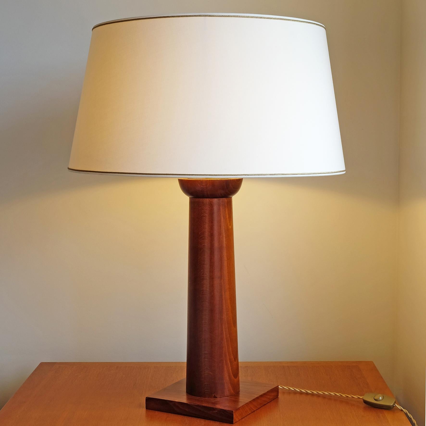 A beech table lamp shaped as a stylized Doric column.

This superb model is inspired by the iconic models of Jean-Michel Frank.

Overall height with shade: 75 cm (29 in.1/2)
Diameter of the shade: 55 cm (21 in.3/4).

