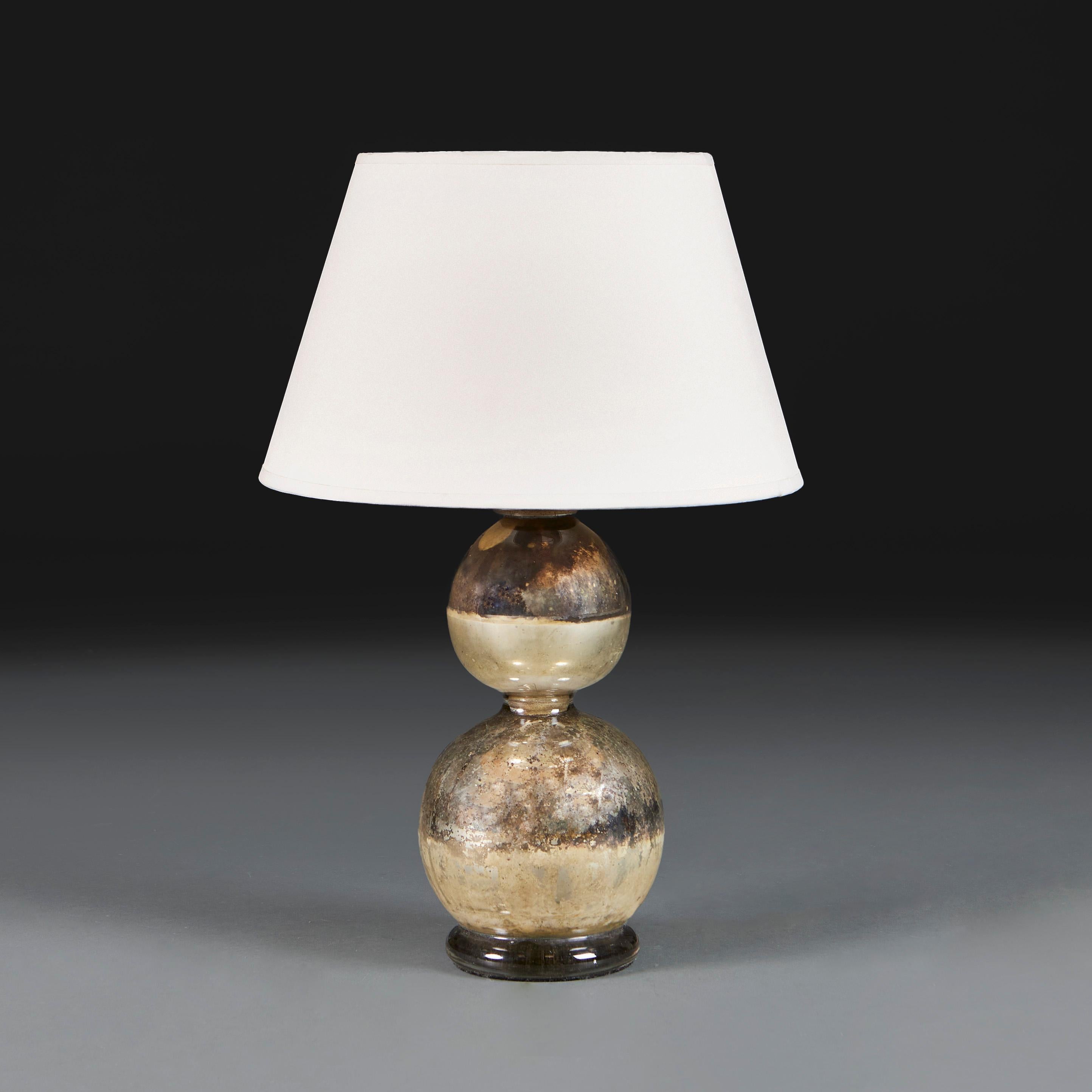 Frankreich, um 1920

Eine französische Quecksilber-Kunstglasvase des zwanzigsten Jahrhunderts in Form einer doppelten Kalebasse, jetzt als Lampe umfunktioniert. 

Höhe der Vase 35.00cm

Durchmesser 16.00cm

Fotografiert mit einem Lampenschirm aus
