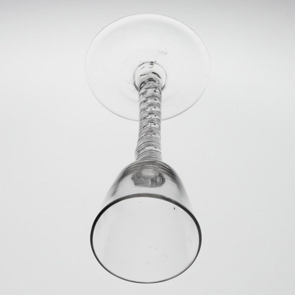 Inglese Bicchiere da vino con stelo a torsione d'aria, serie doppia, 1750 ca. in vendita