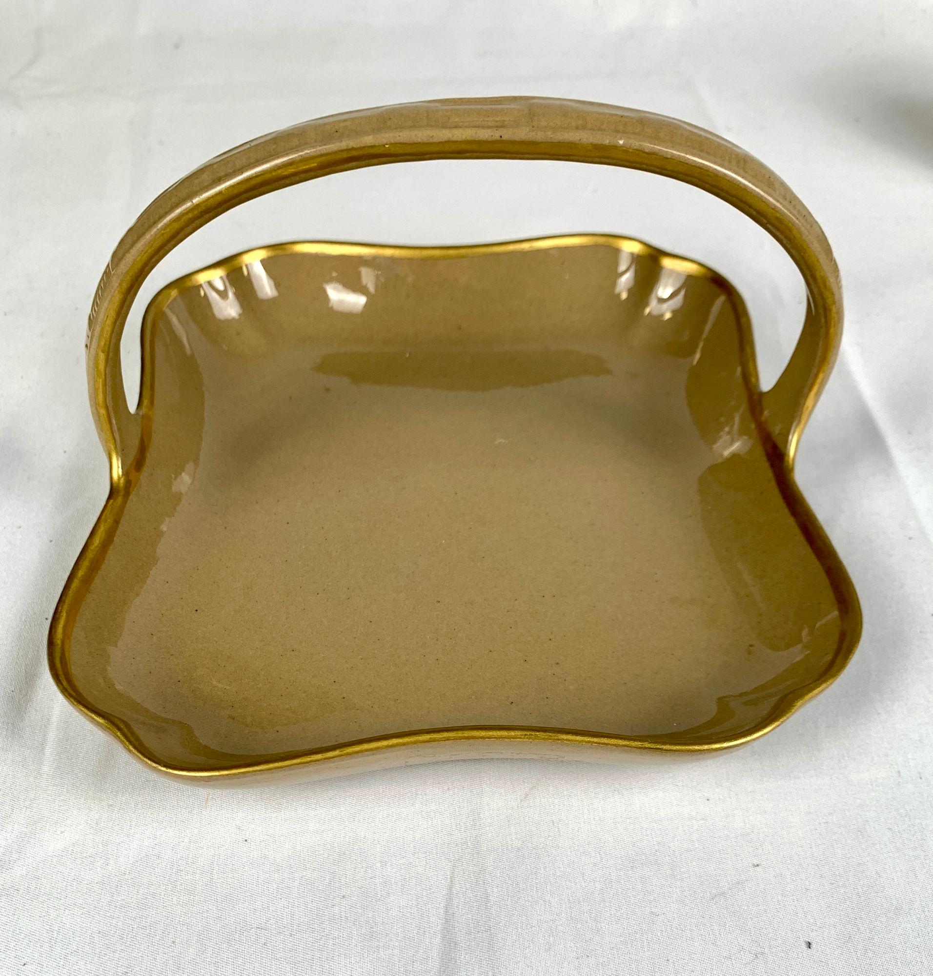 This rare Spode drabware rectangular tray was made for slices of bread or small breakfast rolls.
Made in England by Spode circa 1825, it has a deep, rich color.
The carrying handle is perfectly intact.
The underside of the tray has a previous